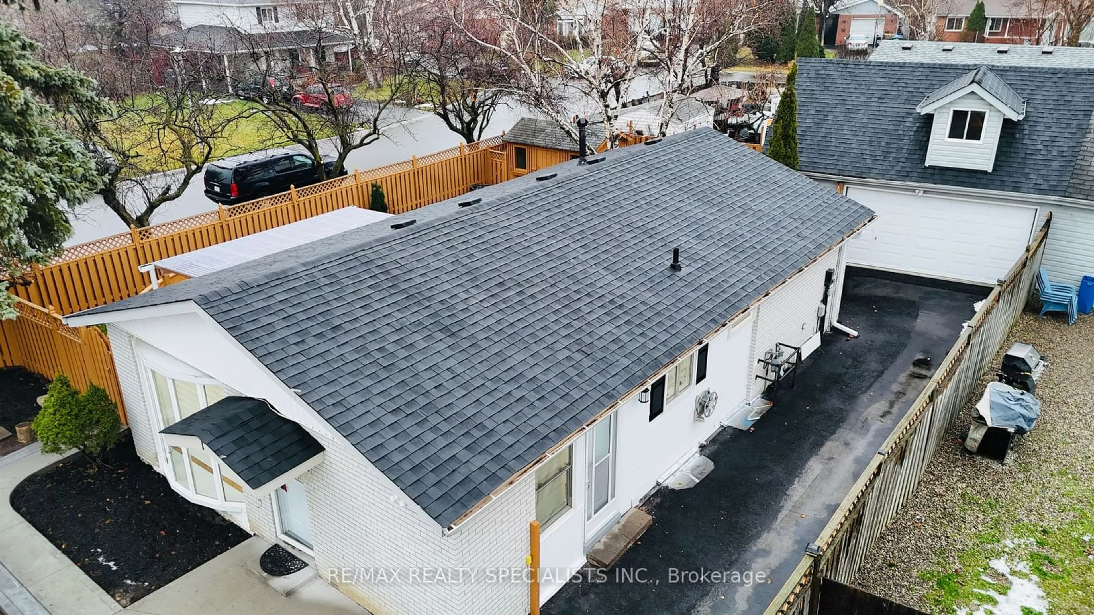 A pic from outside/outdoor area/front of a property/back of a property/a pic from drone, unknown for 206 Folkstone Cres, Brampton Ontario L6T 3N3