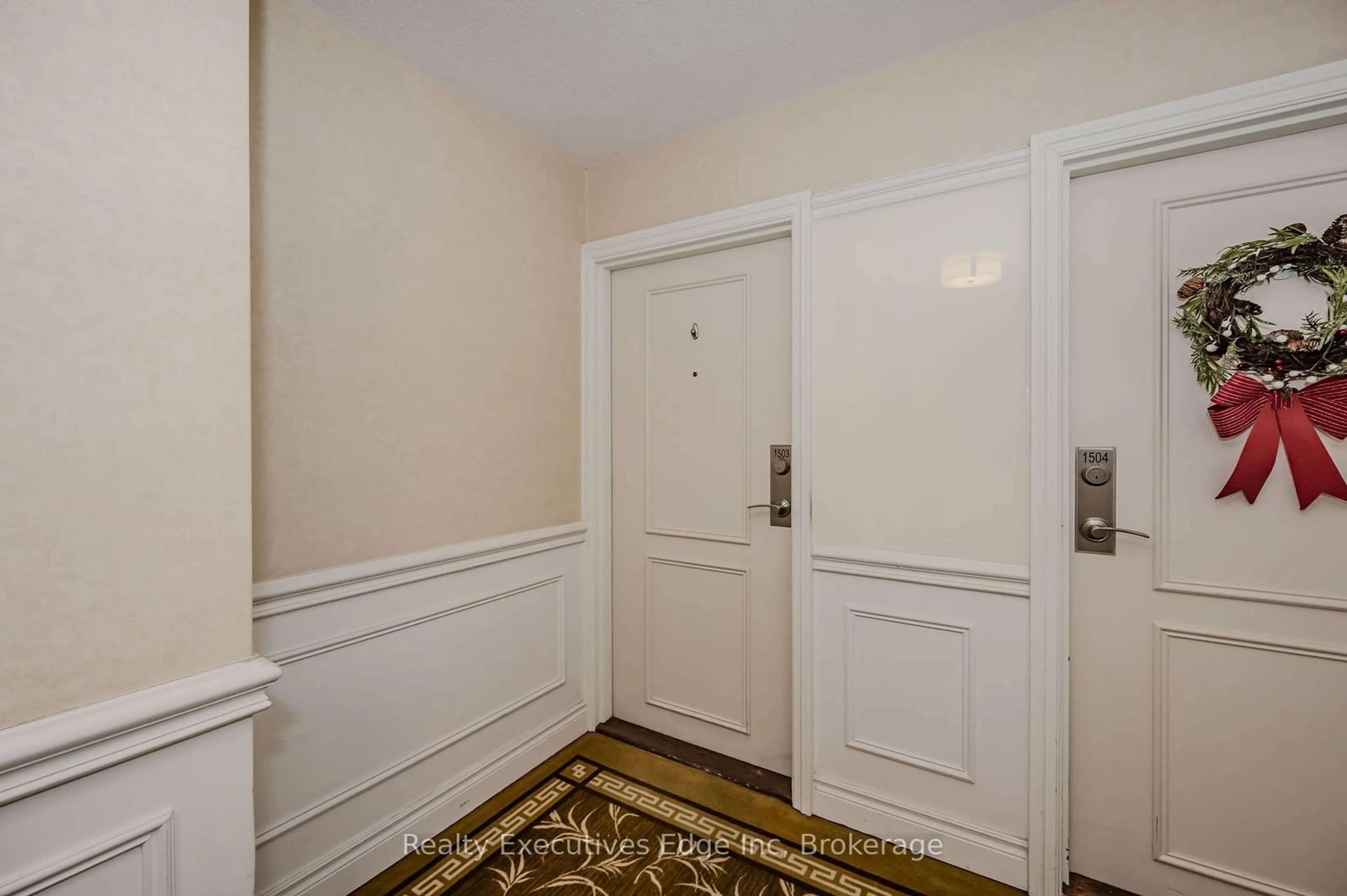 Indoor entryway for 1535 Lakeshore Rd #1503, Mississauga Ontario L5E 3E2