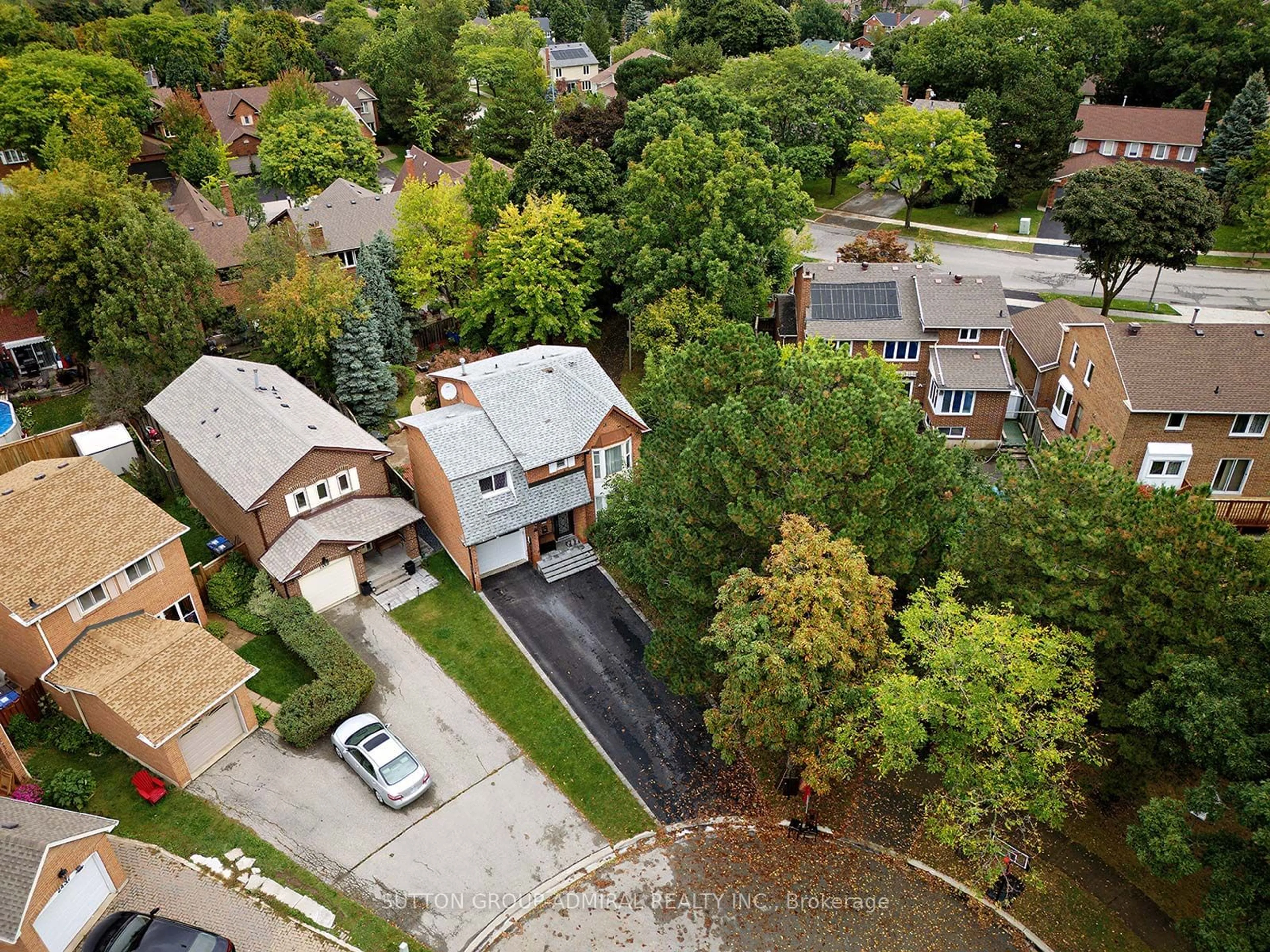 A pic from outside/outdoor area/front of a property/back of a property/a pic from drone, street for 2431 Ploughshare Crt, Mississauga Ontario L5L 3M6