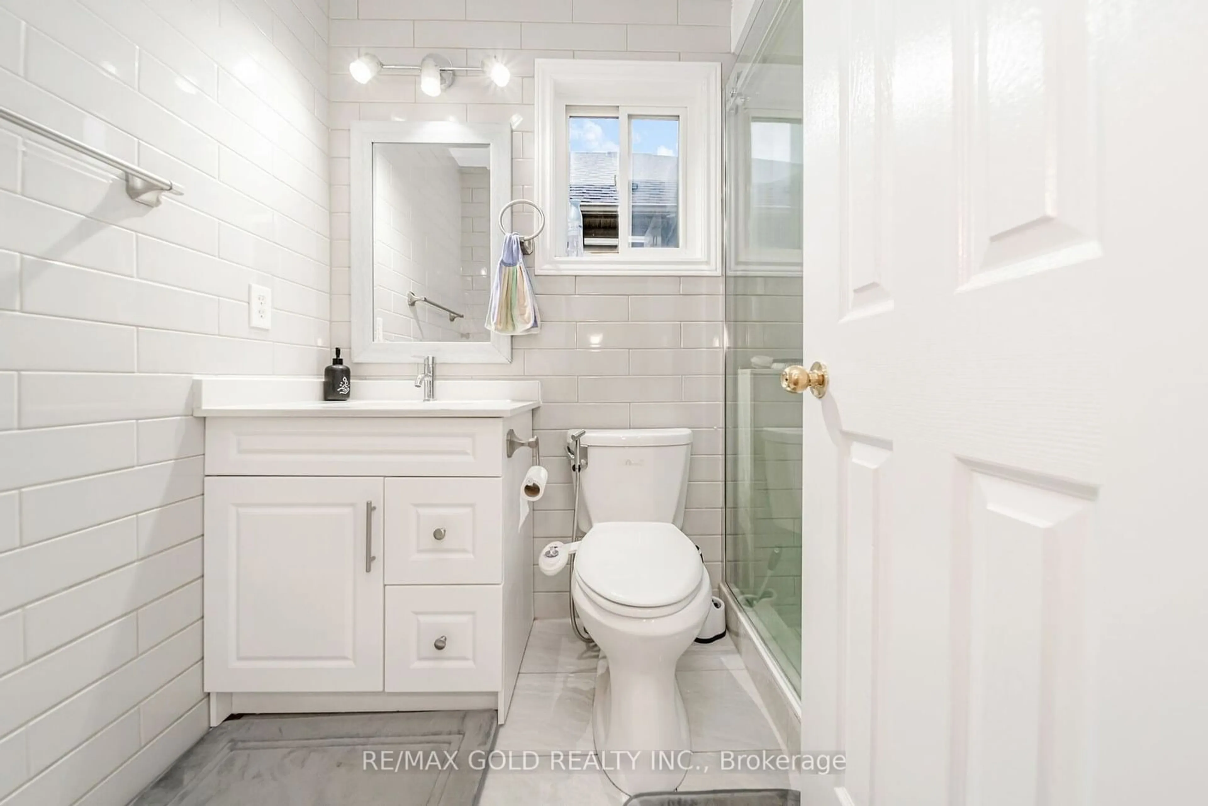 Standard bathroom, ceramic/tile floor for 27 Ridgemore Cres, Brampton Ontario L7A 2L6