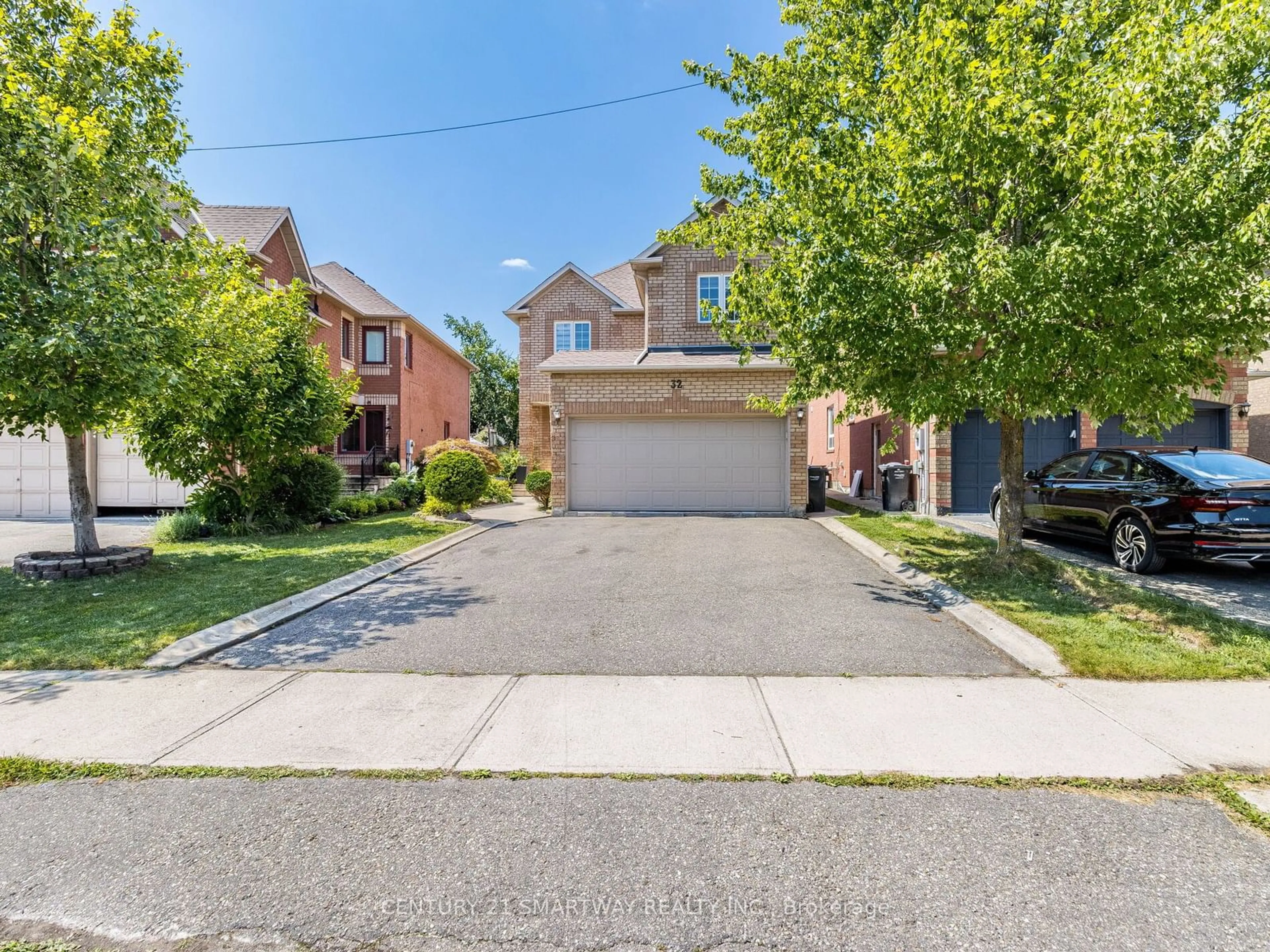 A pic from outside/outdoor area/front of a property/back of a property/a pic from drone, street for 32 Creekwood Dr, Brampton Ontario L7A 1J3