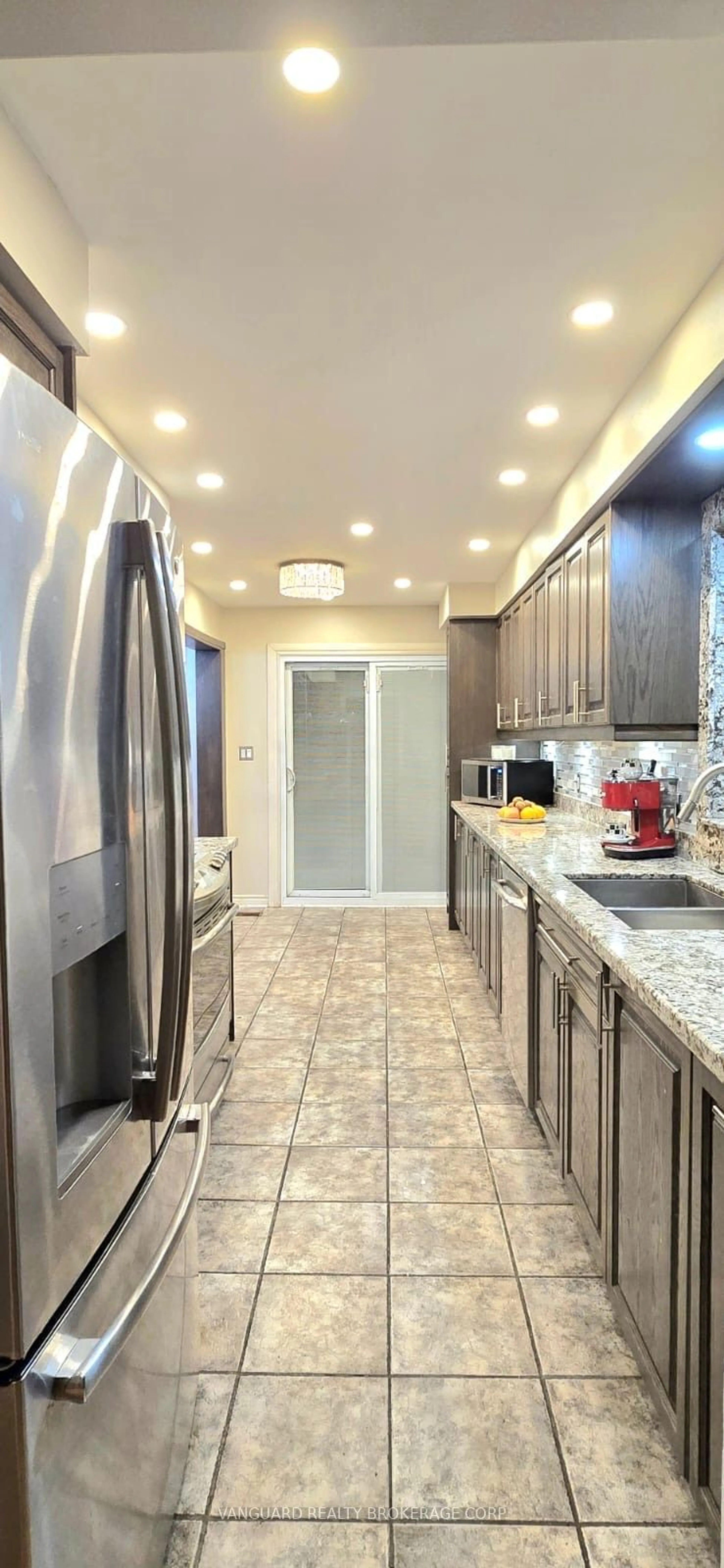 Contemporary kitchen, ceramic/tile floor for 14 Jolley Crt, Caledon Ontario L7E 1W4