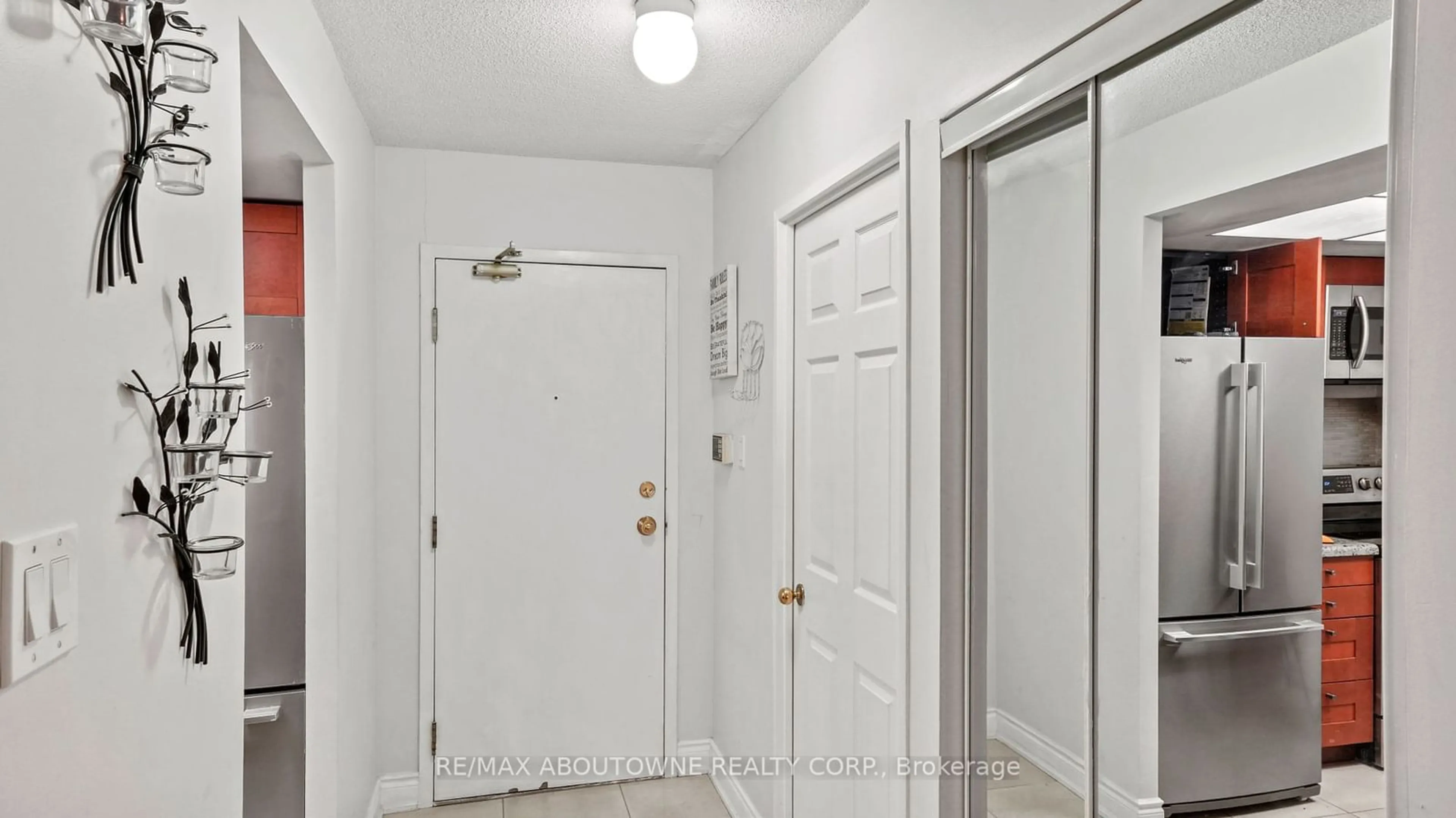 Indoor entryway for 285 Enfield Pl #1801, Mississauga Ontario L5B 4L8