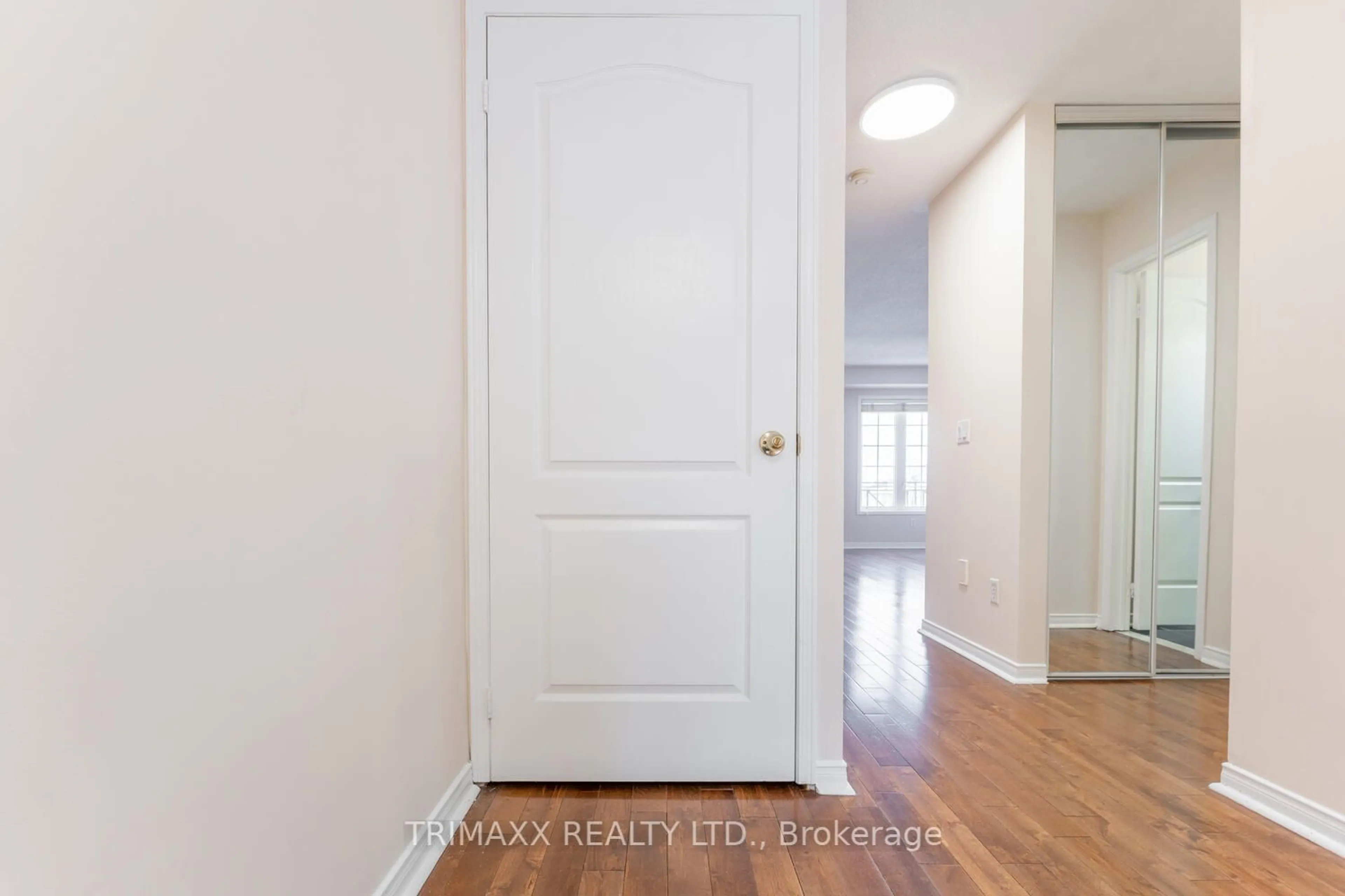 Indoor entryway for 38 Fairview Rd #16, Mississauga Ontario L5B 4J8