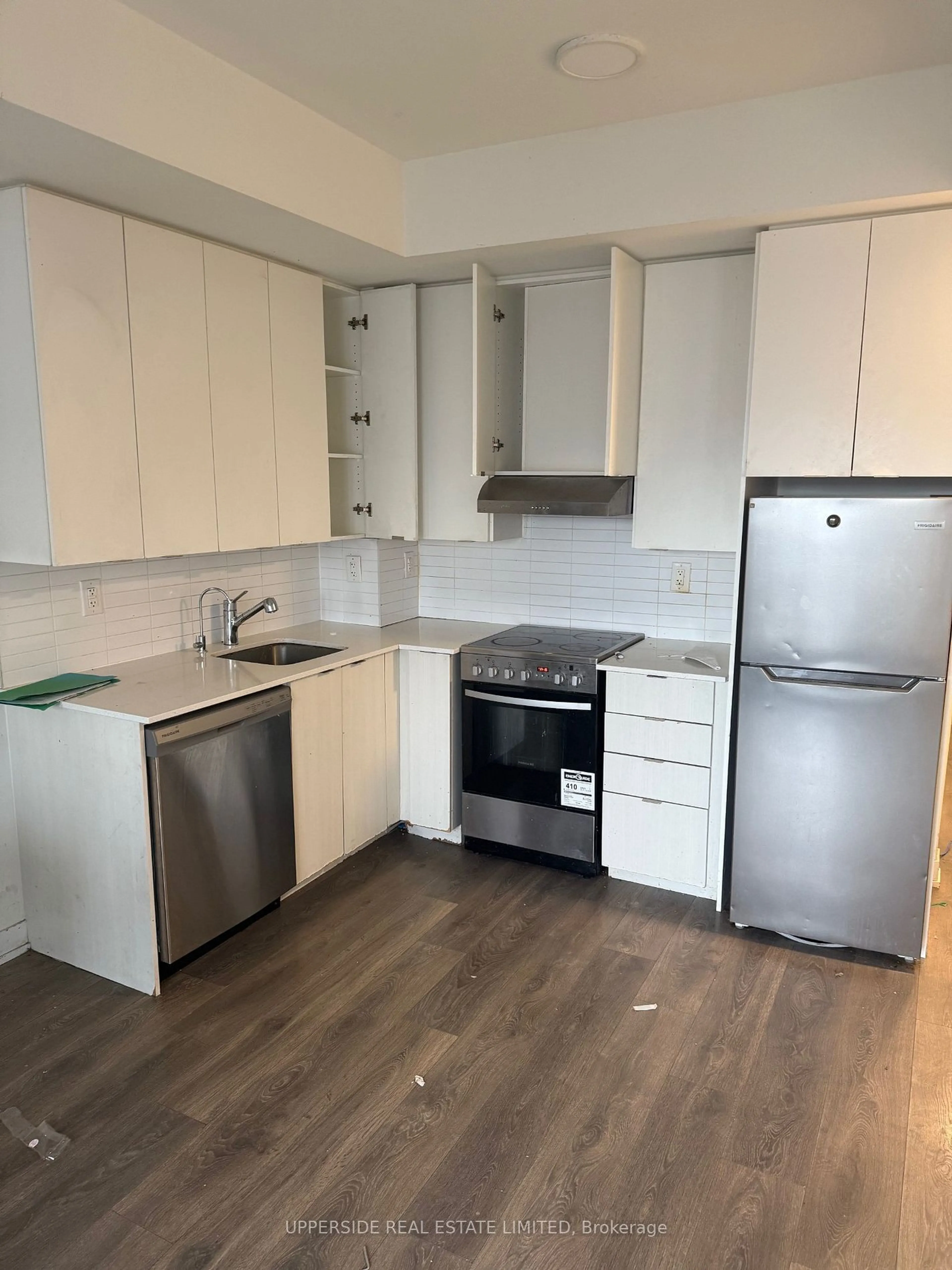 Standard kitchen, wood/laminate floor for 120 Canon Jackson Dr #410, Toronto Ontario M6M 0B8