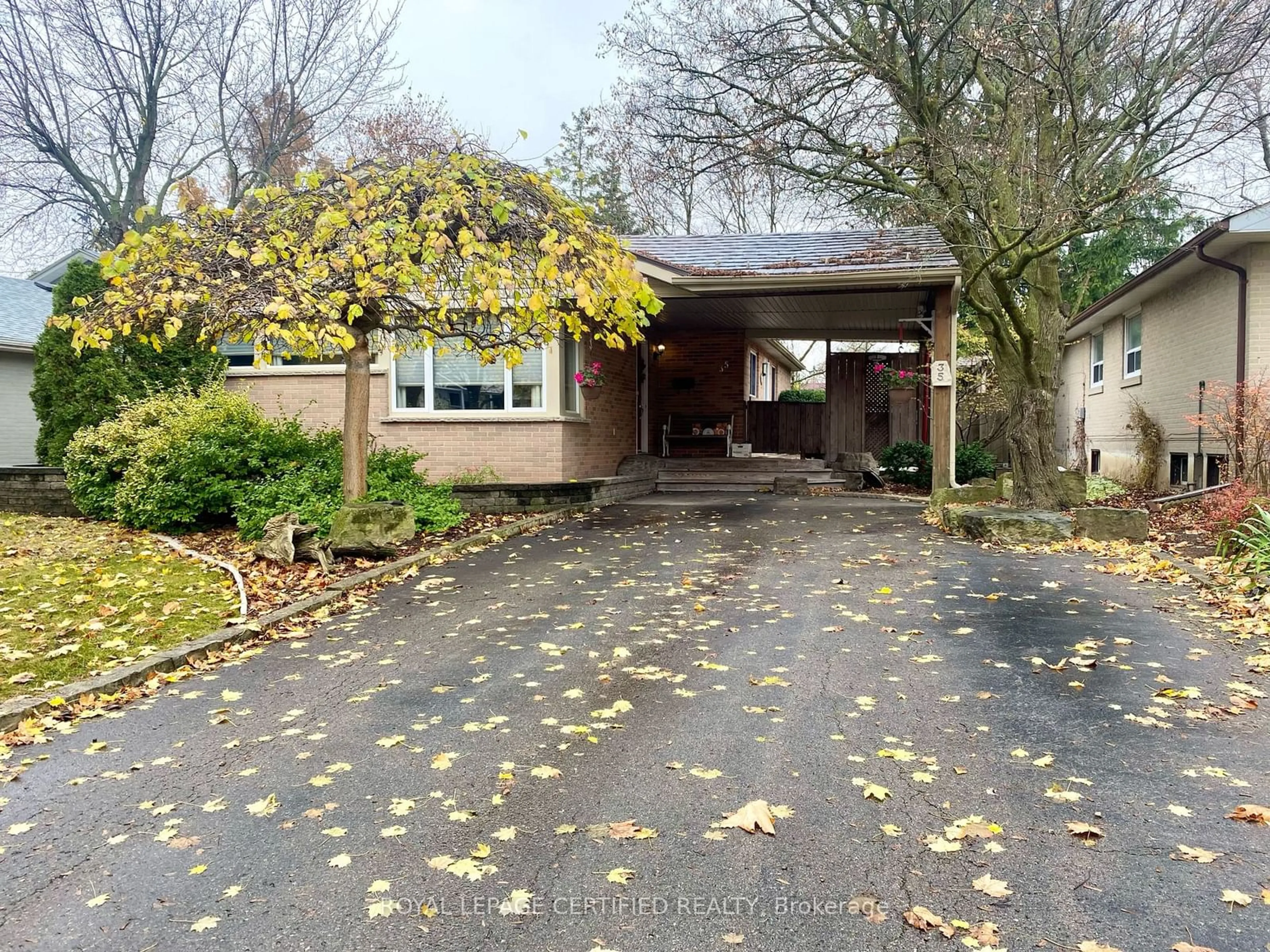 A pic from outside/outdoor area/front of a property/back of a property/a pic from drone, street for 35 Ladore Dr, Brampton Ontario L6Y 1V4