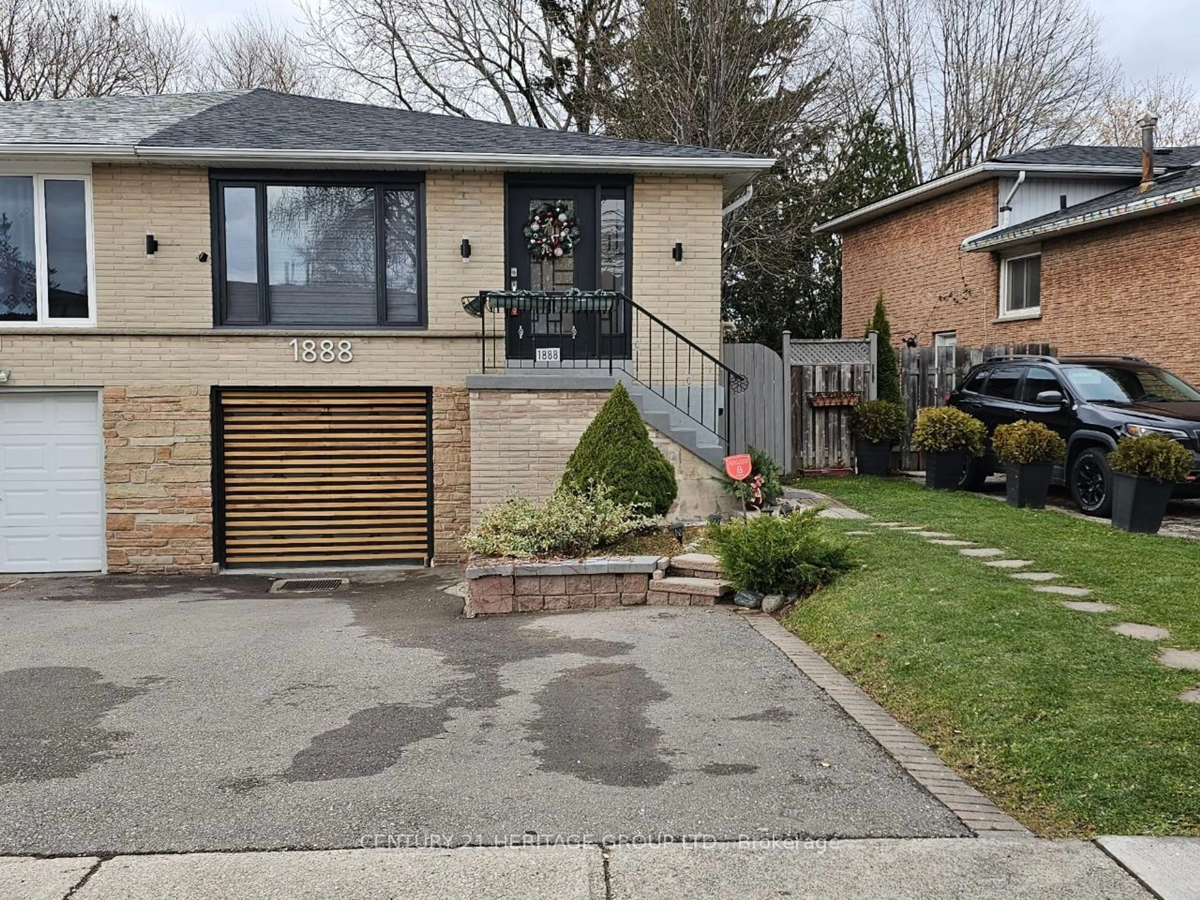 Home with brick exterior material, street for 1888 Silverberry Cres, Mississauga Ontario L5J 1C9