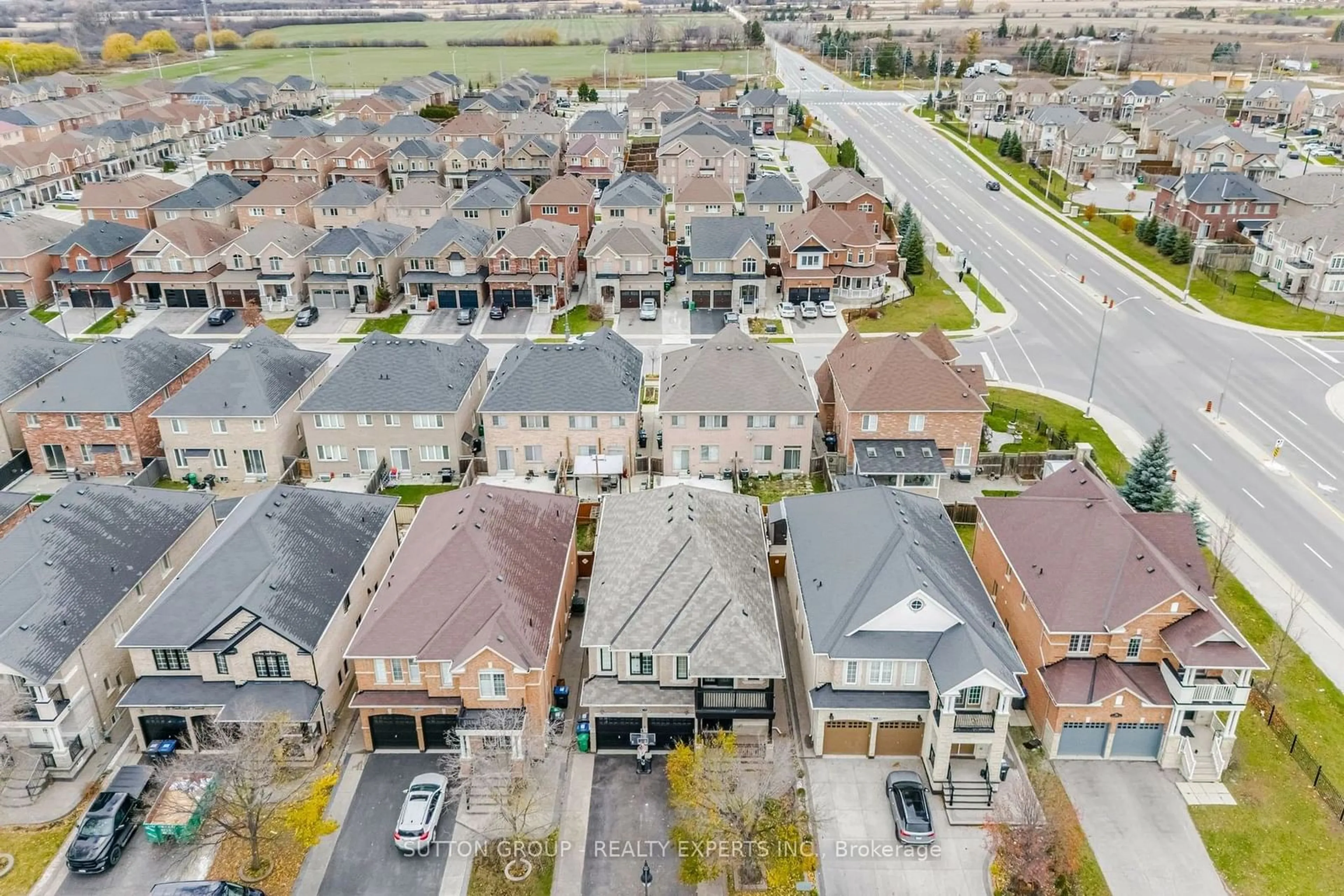 A pic from outside/outdoor area/front of a property/back of a property/a pic from drone, street for 78 Vanderpool Cres, Brampton Ontario L6P 3W7