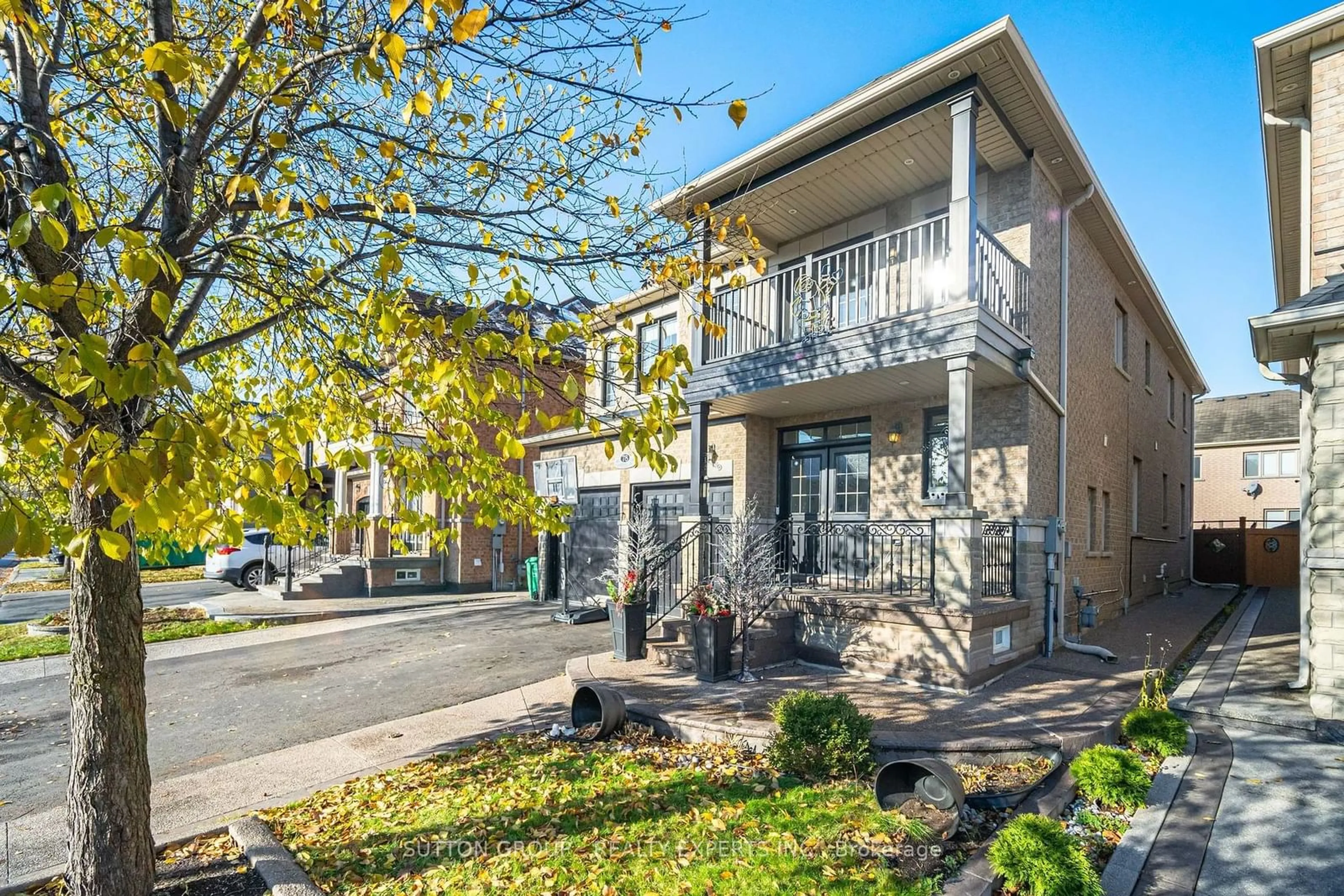 A pic from outside/outdoor area/front of a property/back of a property/a pic from drone, street for 78 Vanderpool Cres, Brampton Ontario L6P 3W7