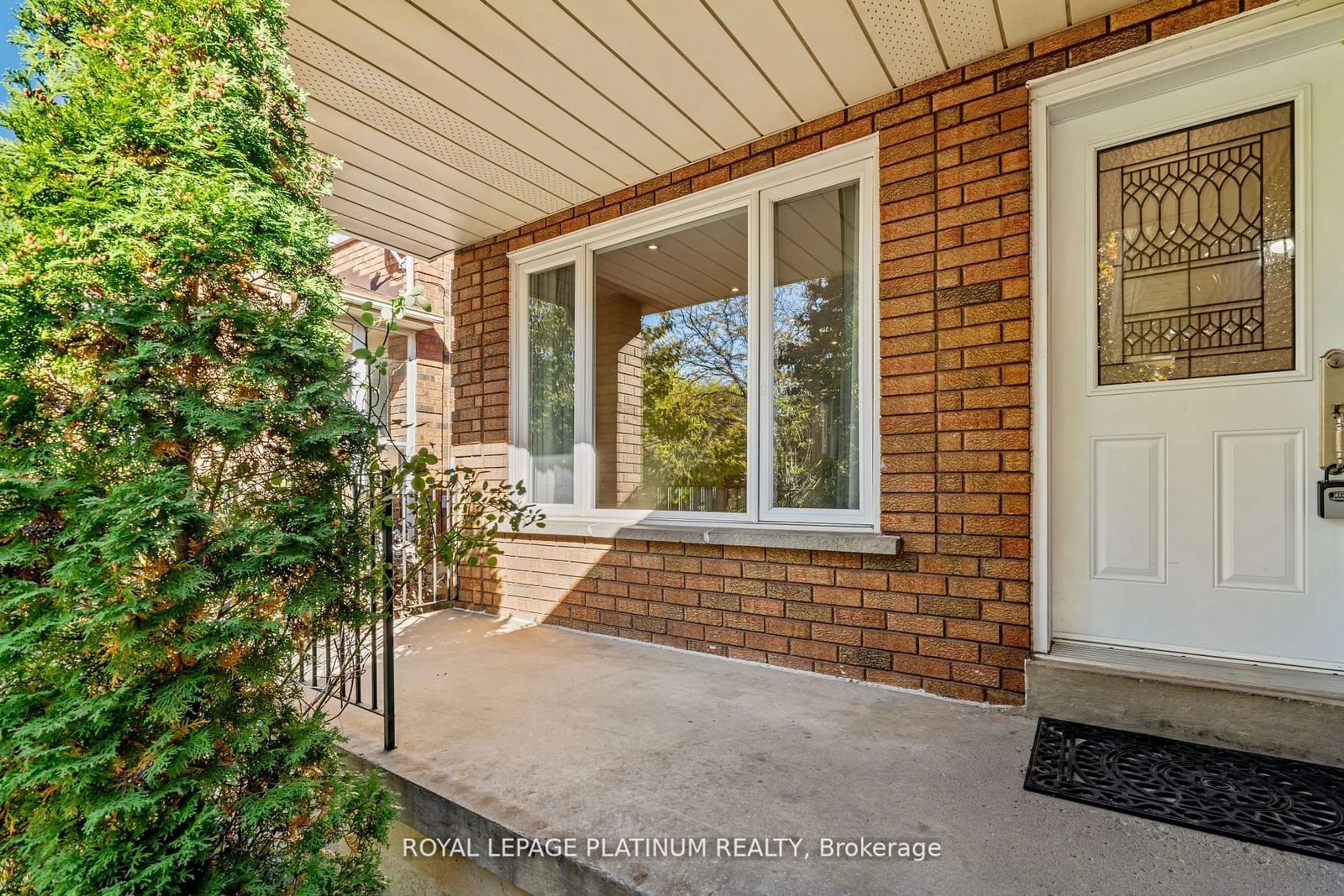 Indoor entryway for 2677 Credit Valley Rd, Mississauga Ontario L5M 4J8