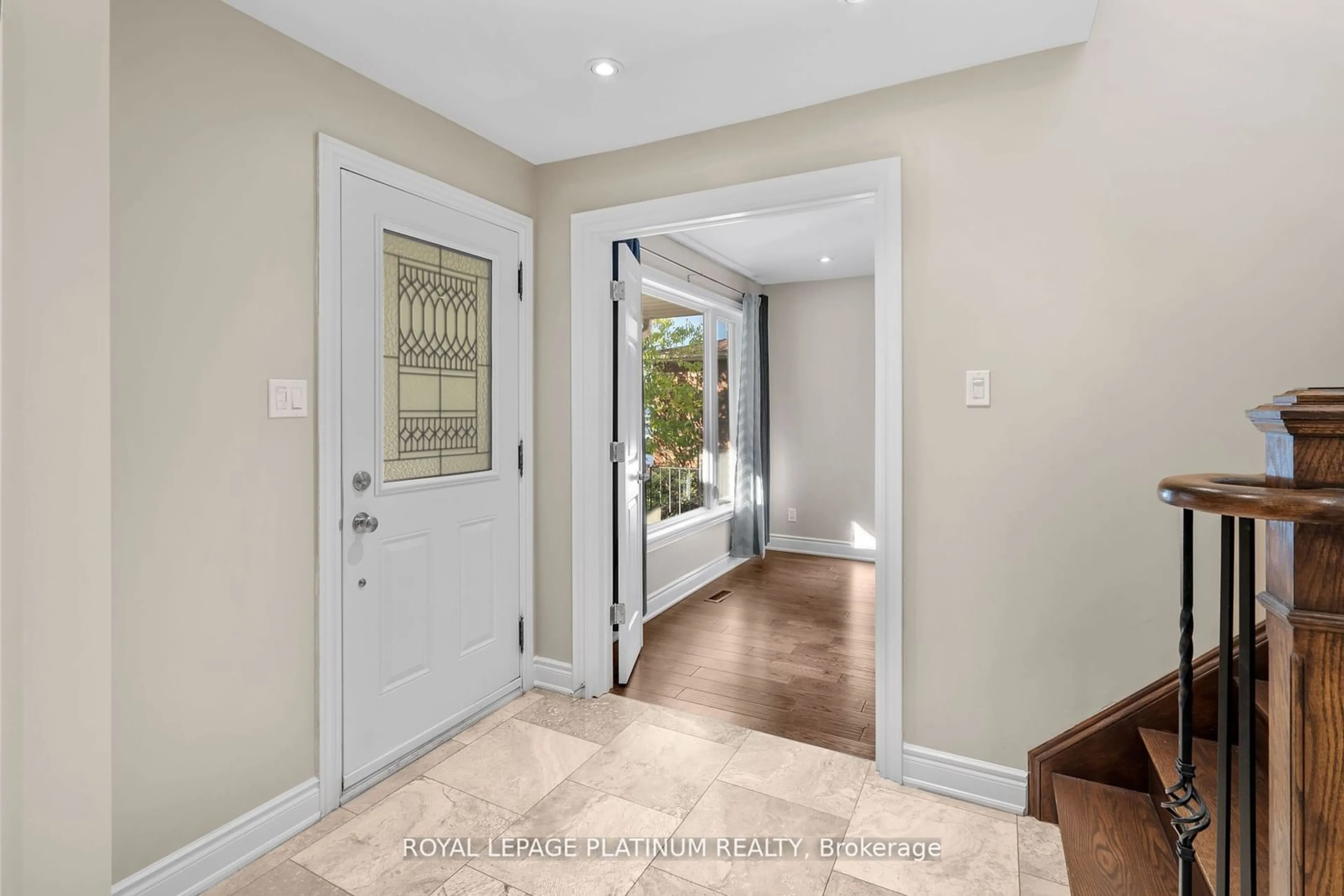 Indoor entryway for 2677 Credit Valley Rd, Mississauga Ontario L5M 4J8