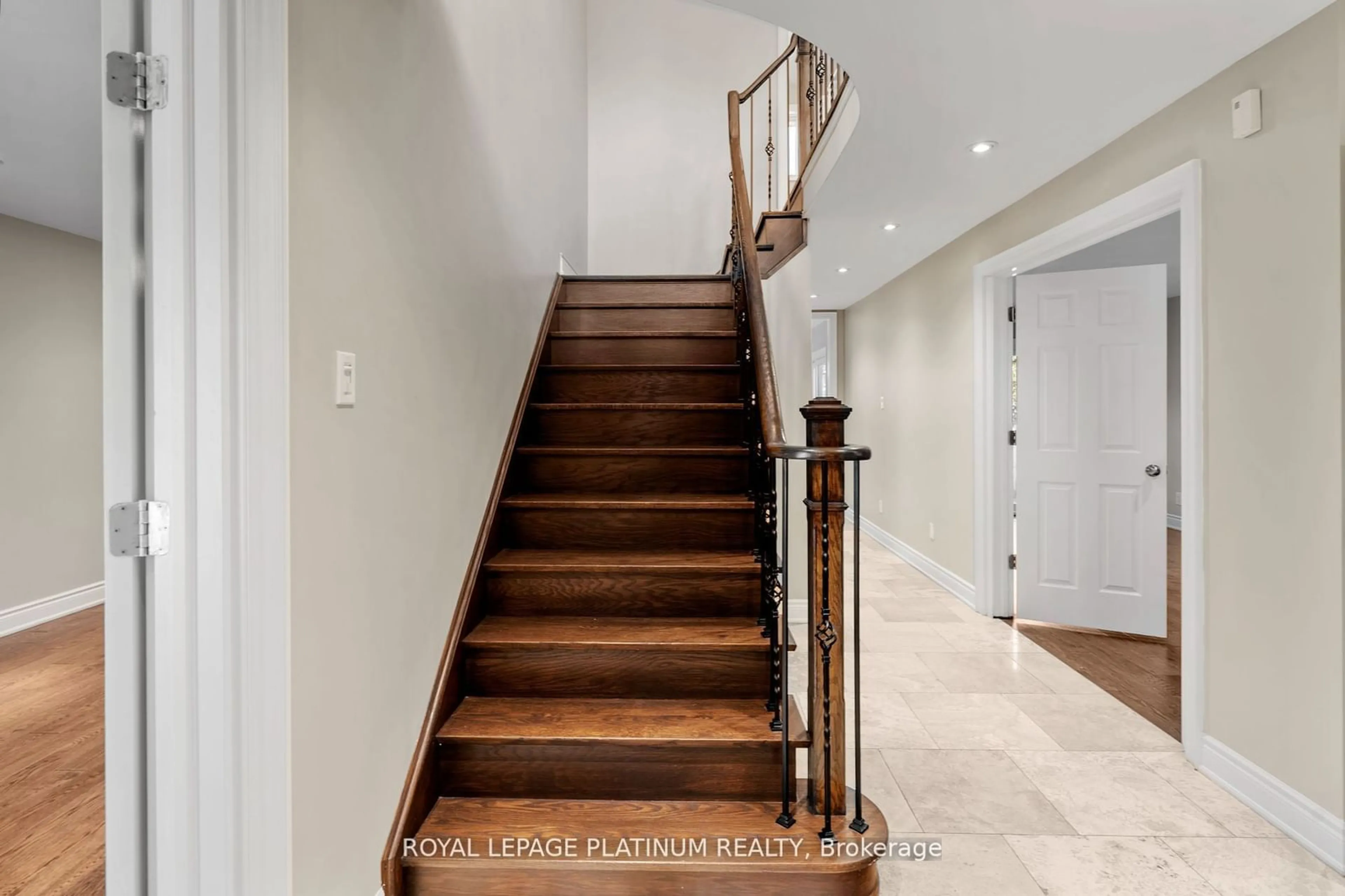 Stairs for 2677 Credit Valley Rd, Mississauga Ontario L5M 4J8