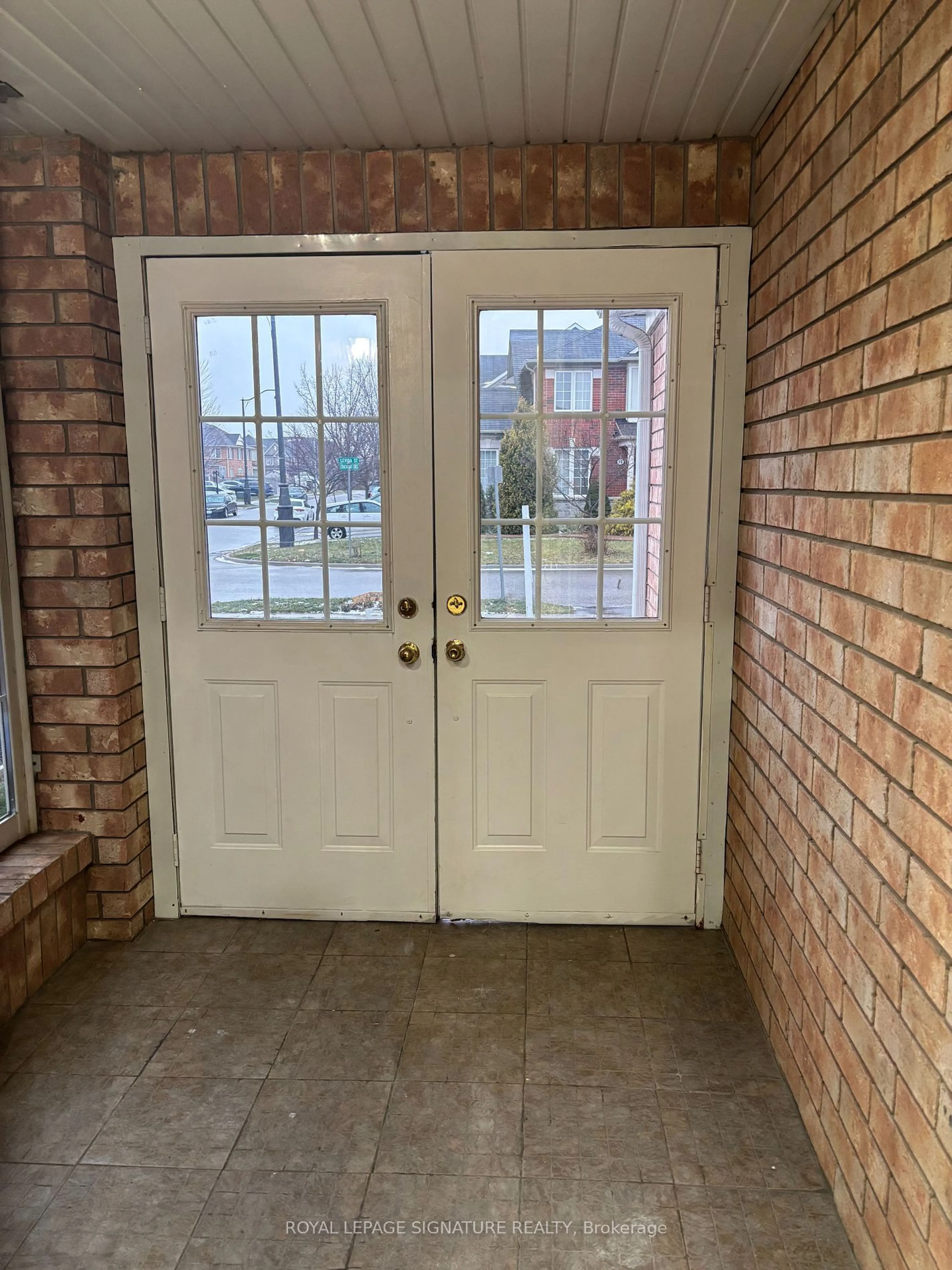 Indoor entryway for 17 Levida St, Brampton Ontario L6P 2Y6