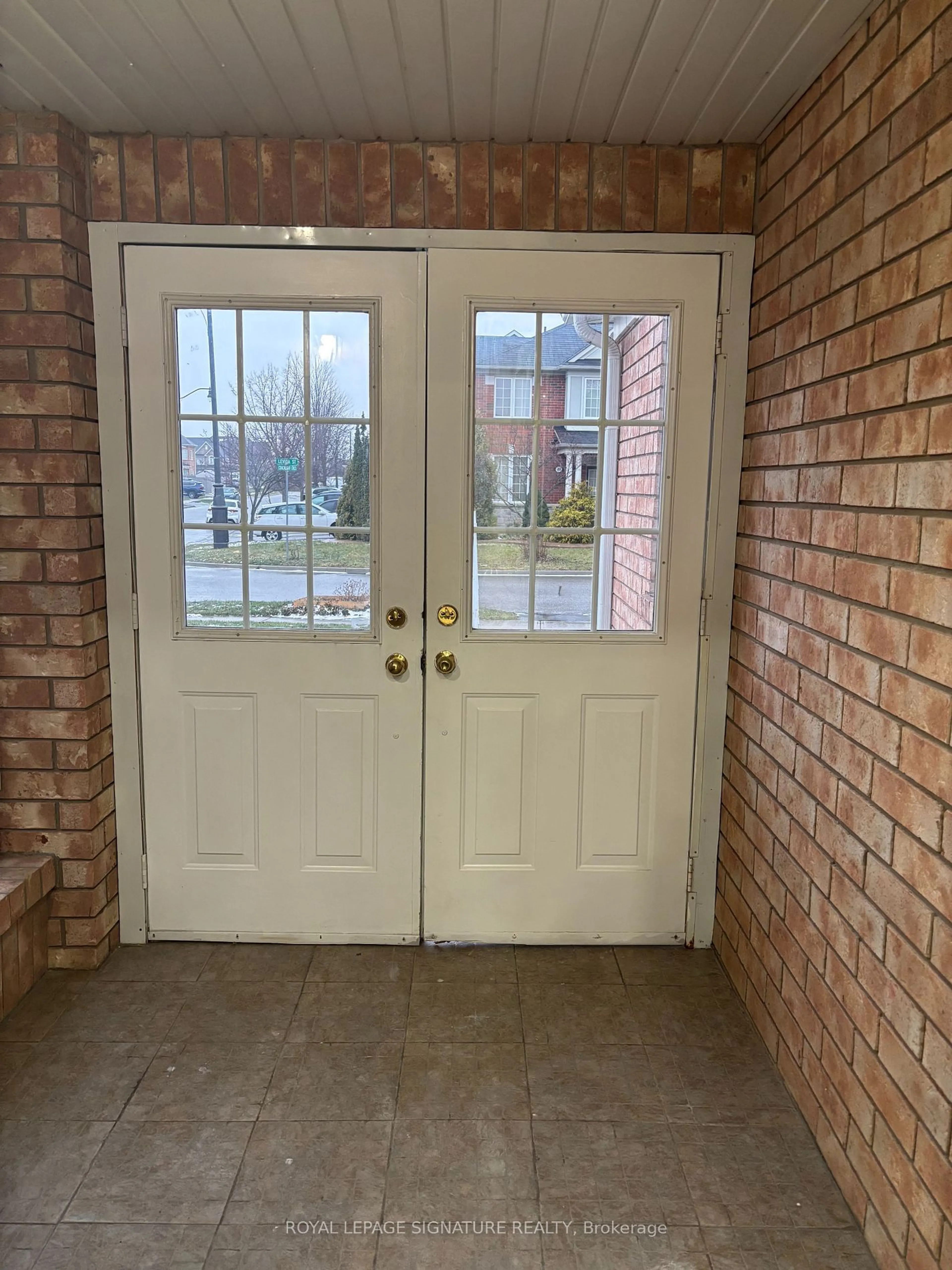 Indoor entryway for 17 Levida St, Brampton Ontario L6P 2Y6