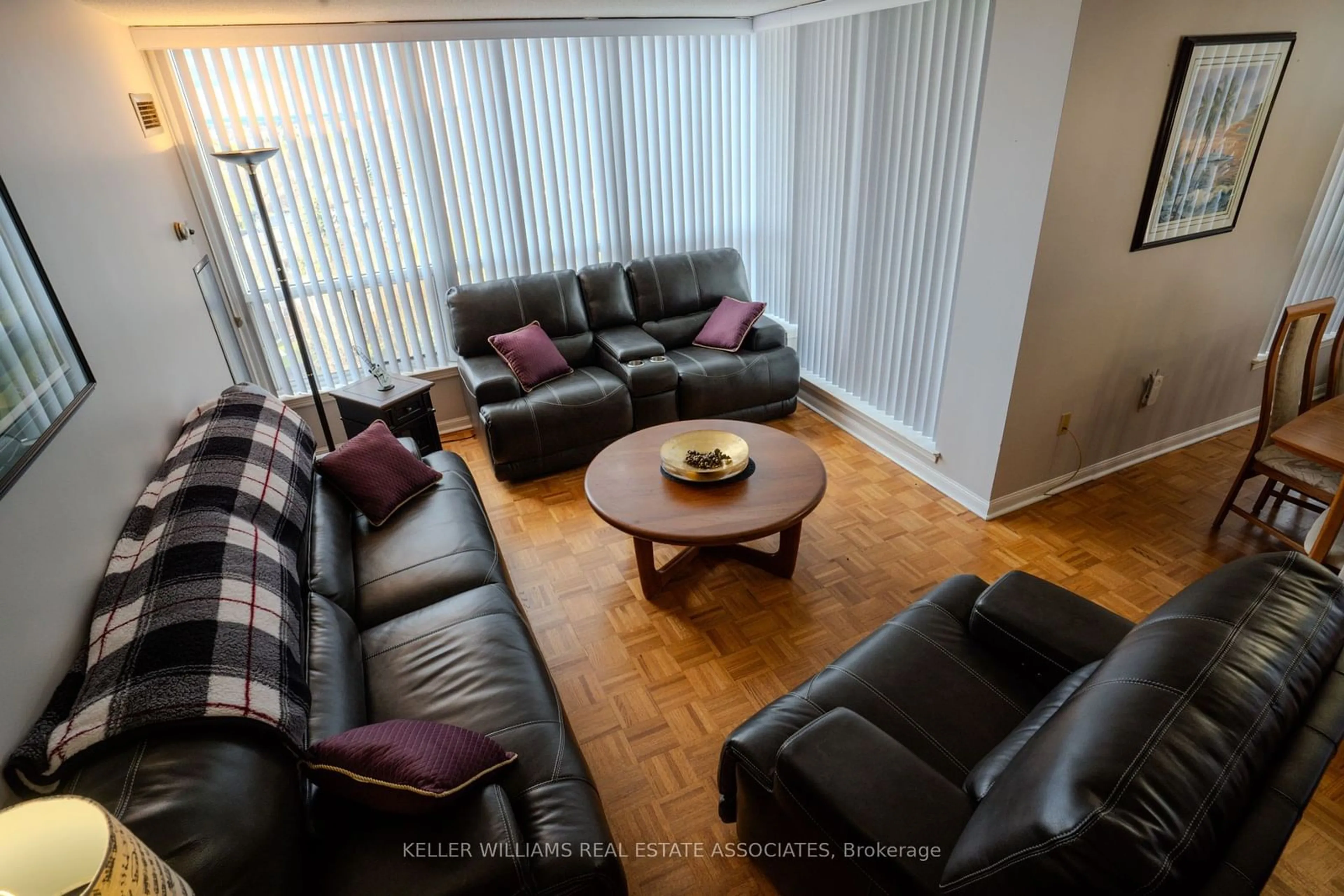 Living room with furniture, wood/laminate floor for 12 Laurelcrest St #1112, Brampton Ontario L6S 5Y4