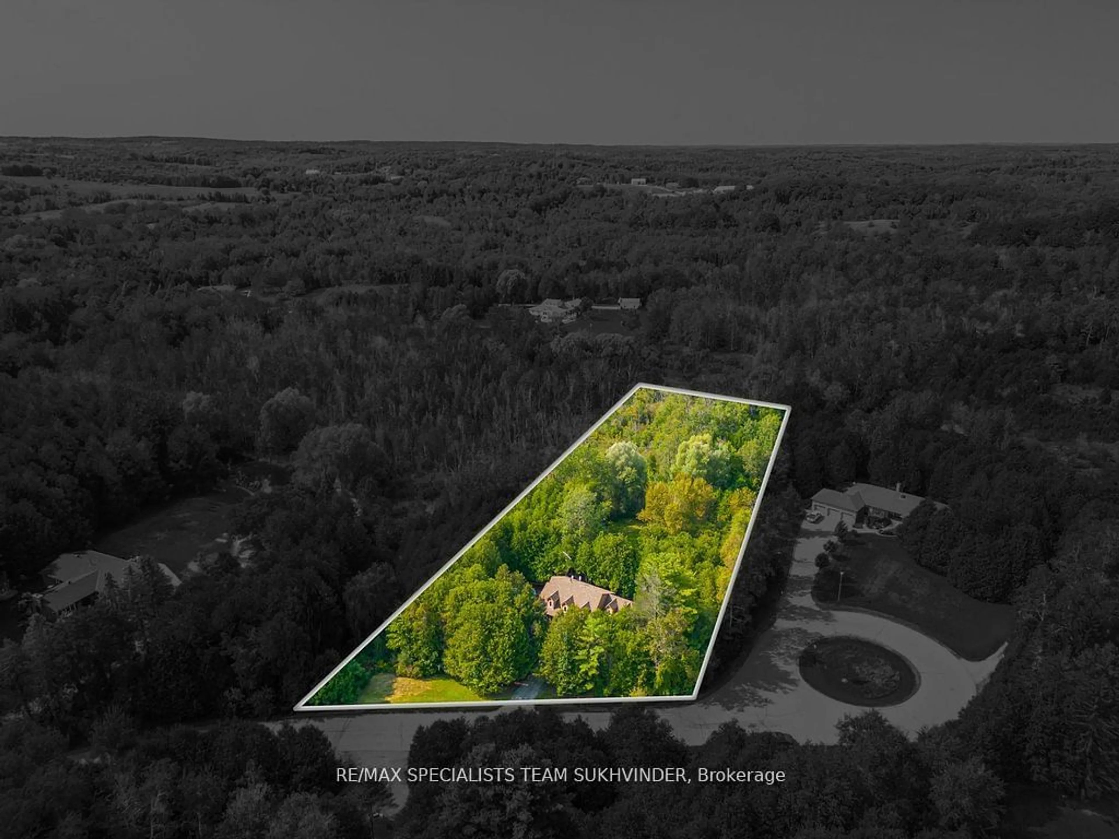 A pic from outside/outdoor area/front of a property/back of a property/a pic from drone, unknown for 4 Sunshine Mountain Dr, Caledon Ontario L7C 0A1