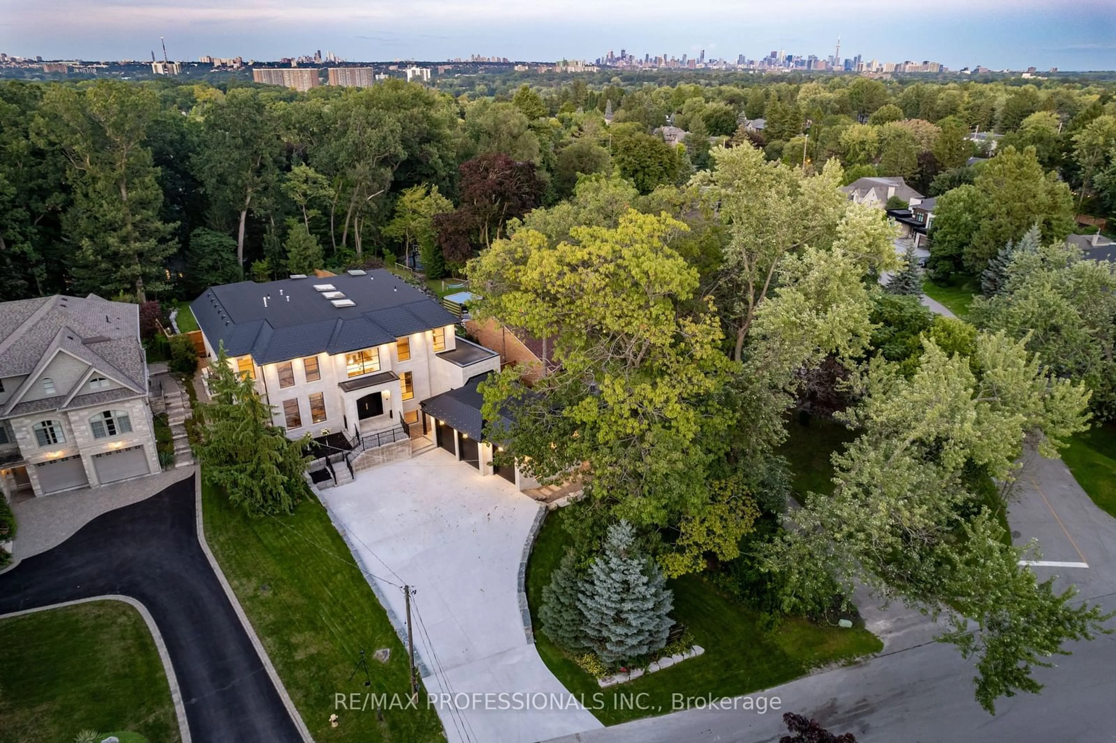 A pic from outside/outdoor area/front of a property/back of a property/a pic from drone, street for 15 Edenbrook Hill, Toronto Ontario M9A 3Z7