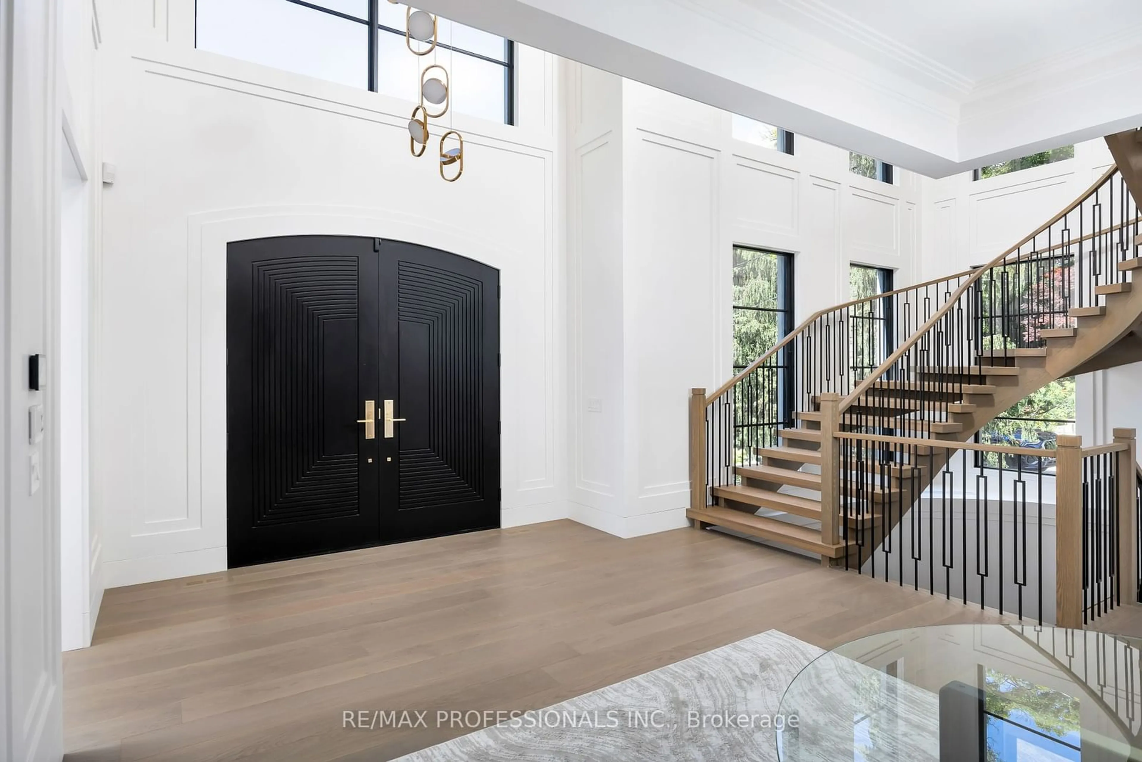 Indoor entryway for 15 Edenbrook Hill, Toronto Ontario M9A 3Z7