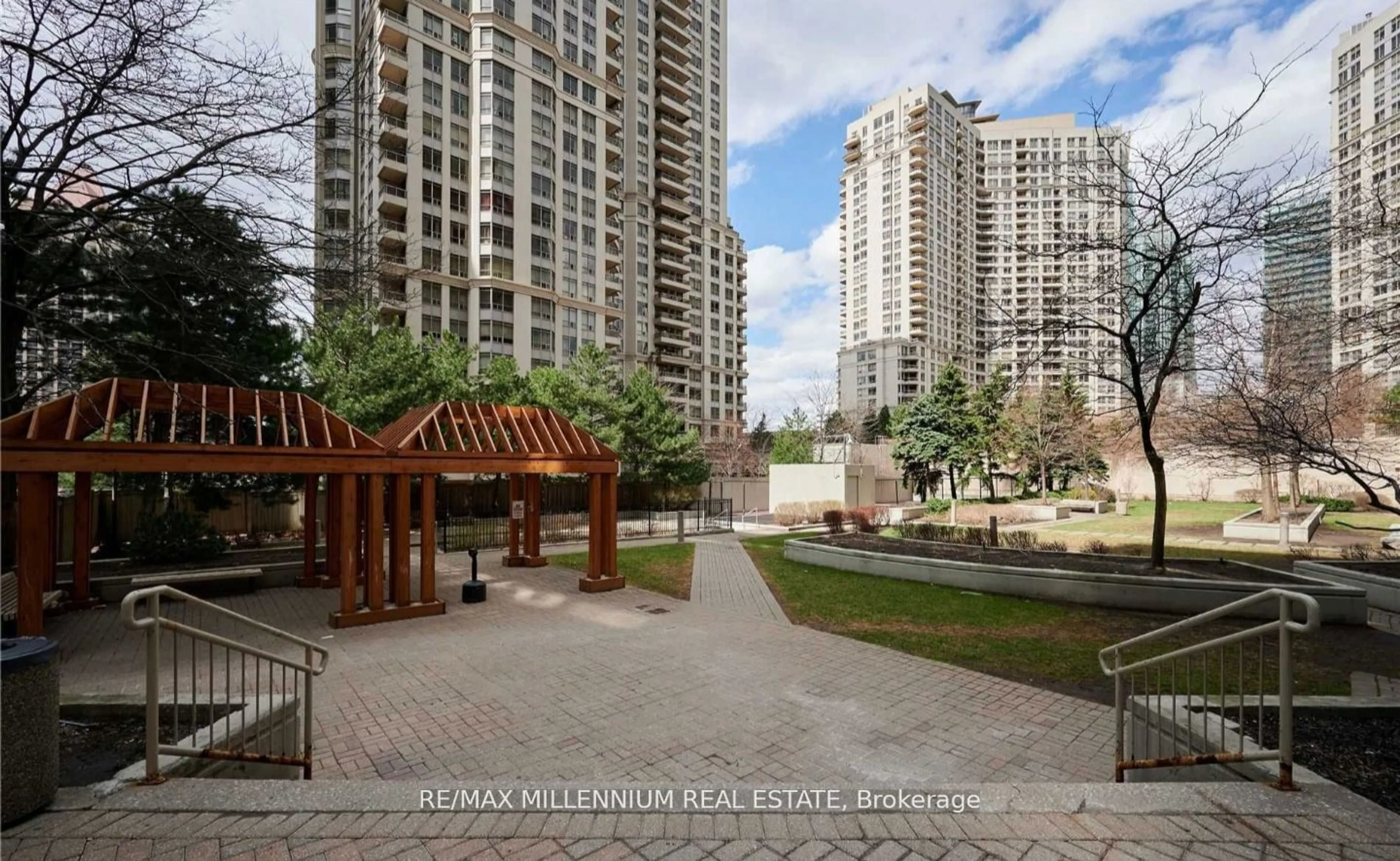 Patio, unknown for 325 Webb Dr #504, Mississauga Ontario L5B 3Z9