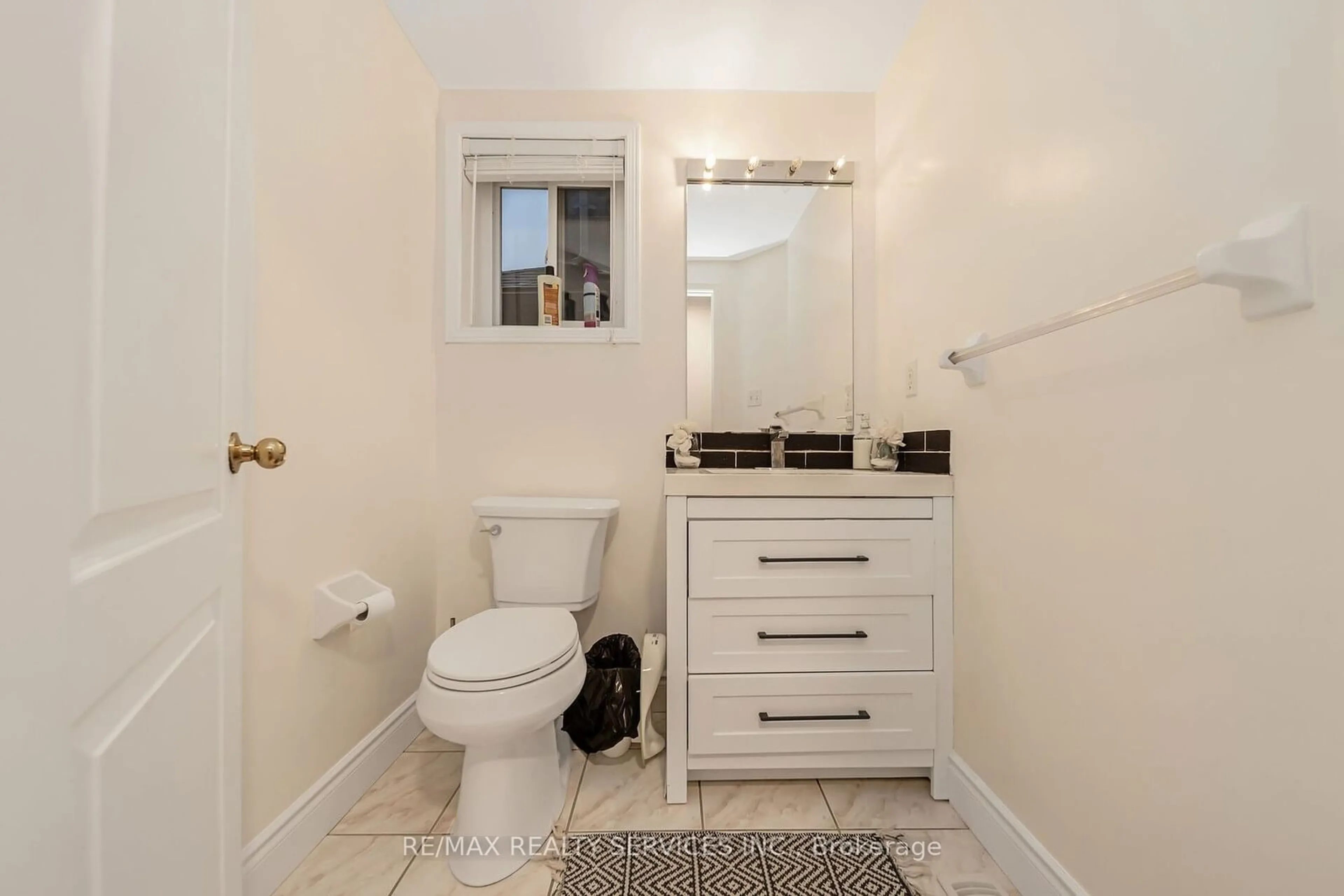 Standard bathroom, ceramic/tile floor for 77 Crown Victoria Dr, Brampton Ontario L7A 3X1