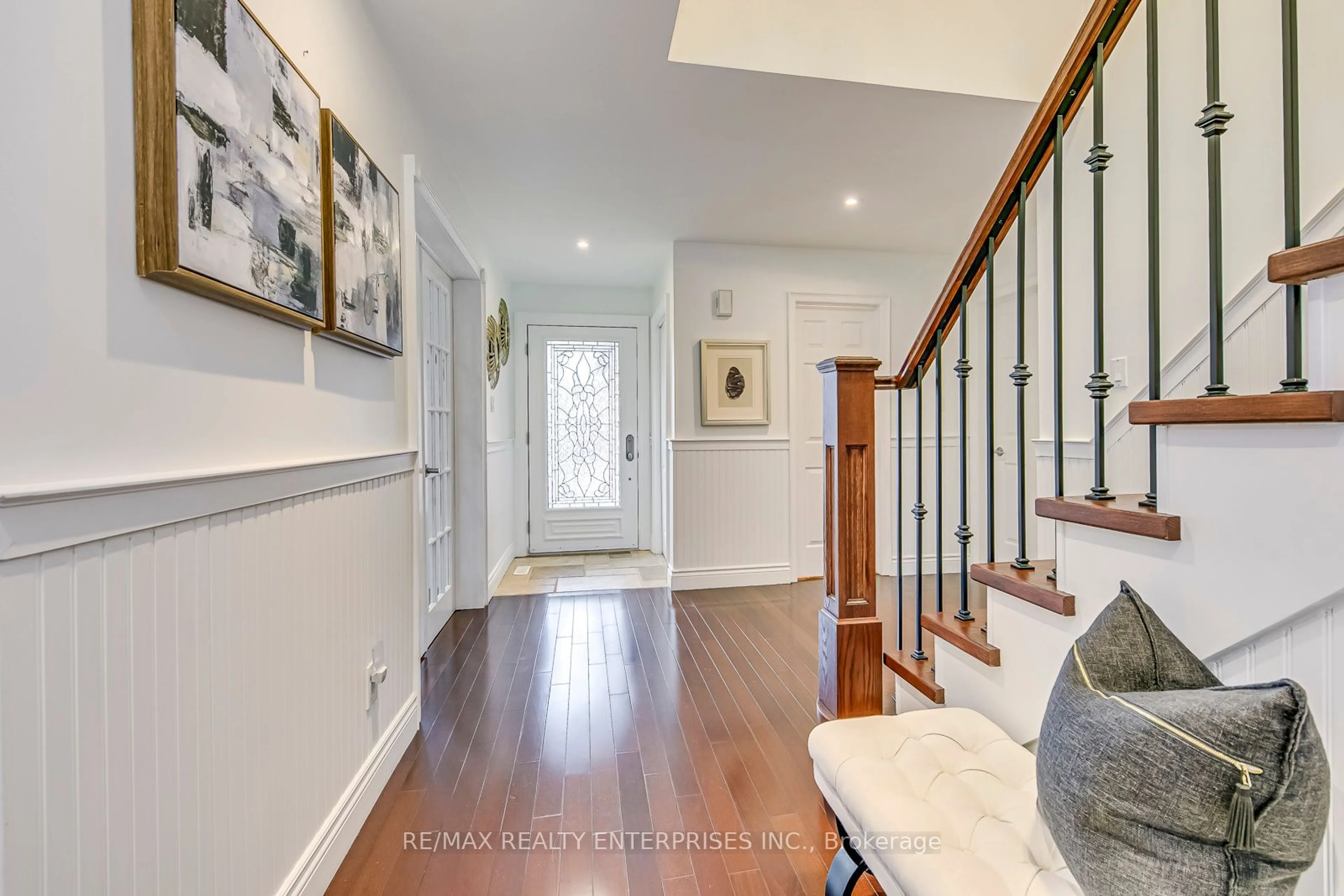 Indoor entryway for 2892 Arlington Dr, Oakville Ontario L6J 6R7