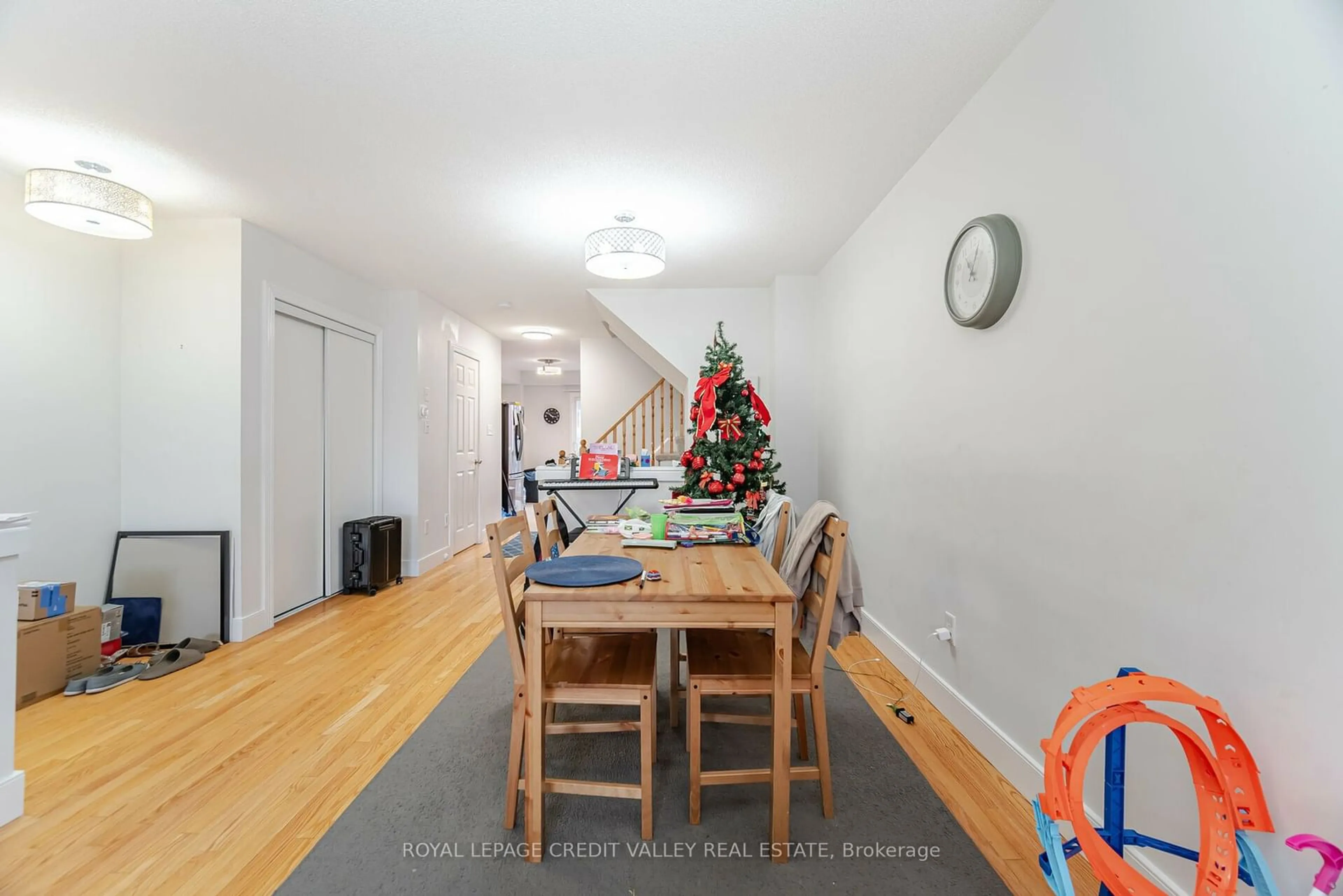 Dining room, wood/laminate floor for 7127 Fairmeadow Cres, Mississauga Ontario L5N 8R6