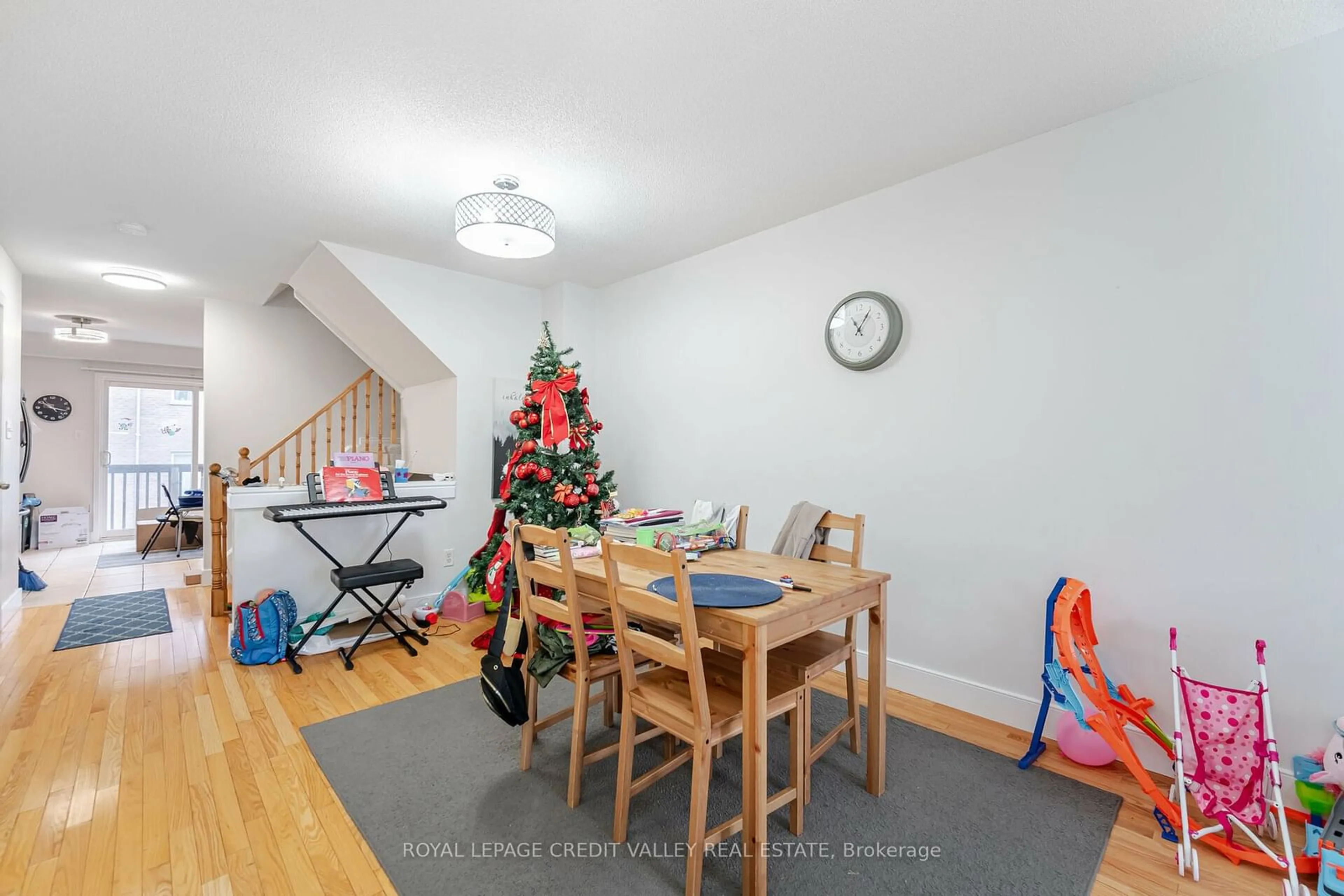 Dining room, wood/laminate floor for 7127 Fairmeadow Cres, Mississauga Ontario L5N 8R6