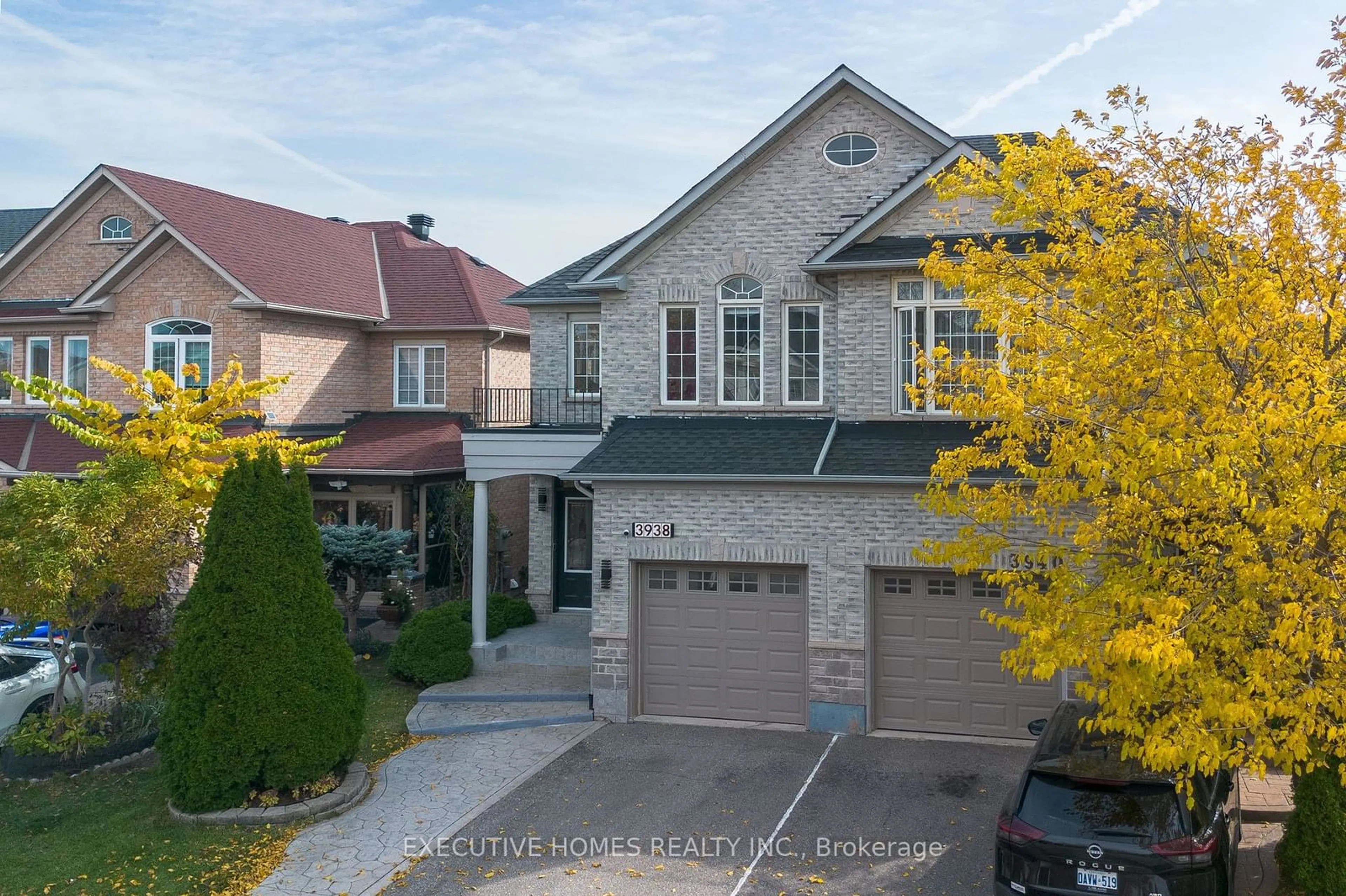 A pic from outside/outdoor area/front of a property/back of a property/a pic from drone, street for 3938 Lacman Tr, Mississauga Ontario L5M 6N7