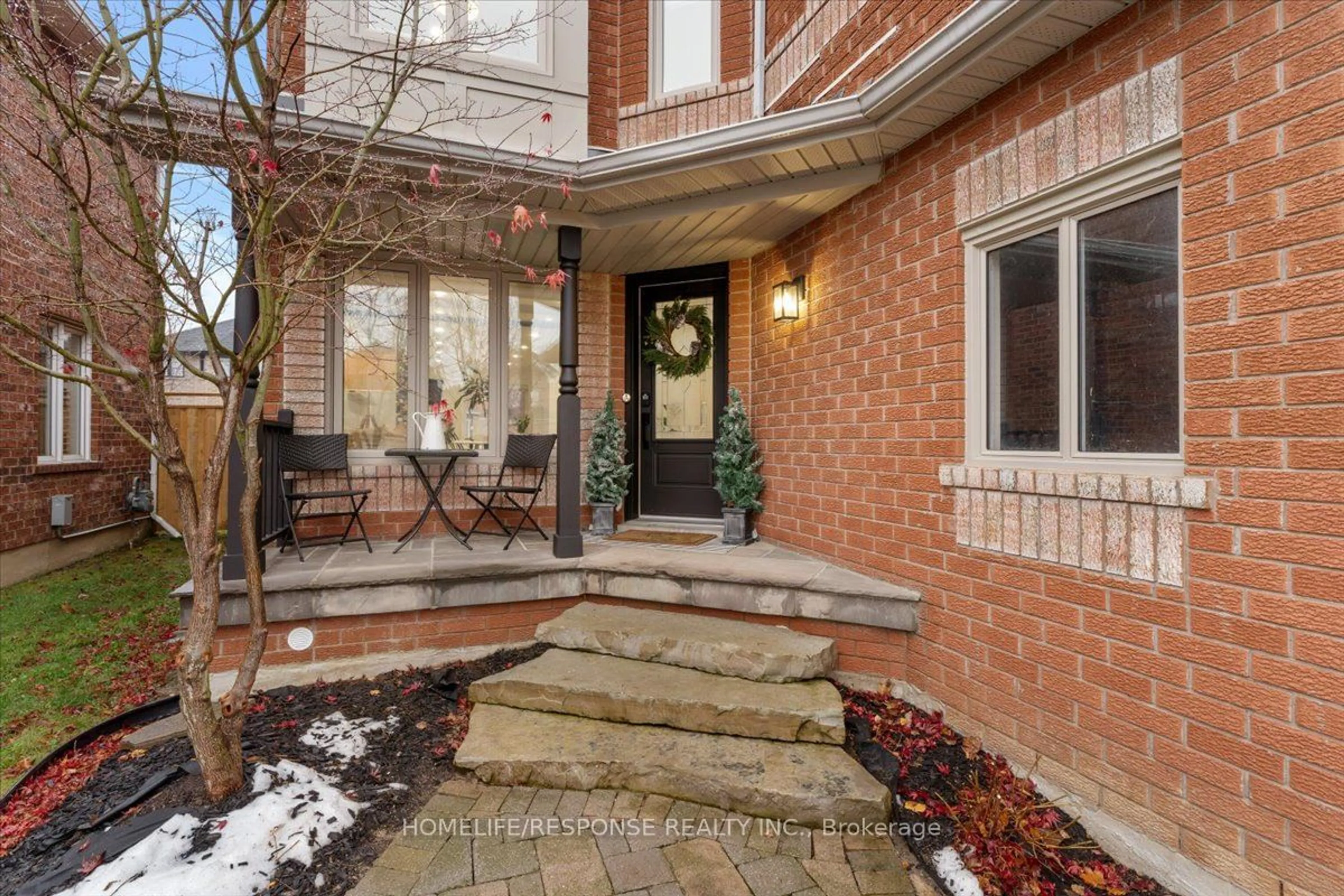 Indoor entryway for 35 Chester Cres, Halton Hills Ontario L7G 5W5