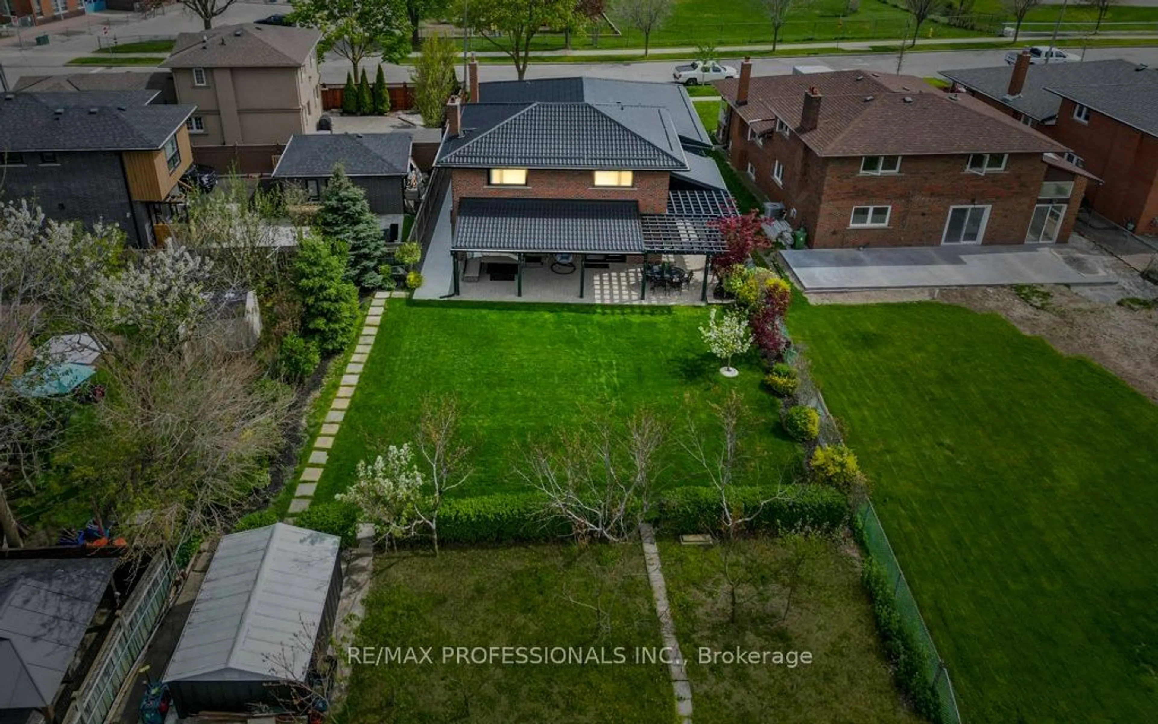 A pic from outside/outdoor area/front of a property/back of a property/a pic from drone, street for 182 Gracefield Ave, Toronto Ontario M6L 1L8