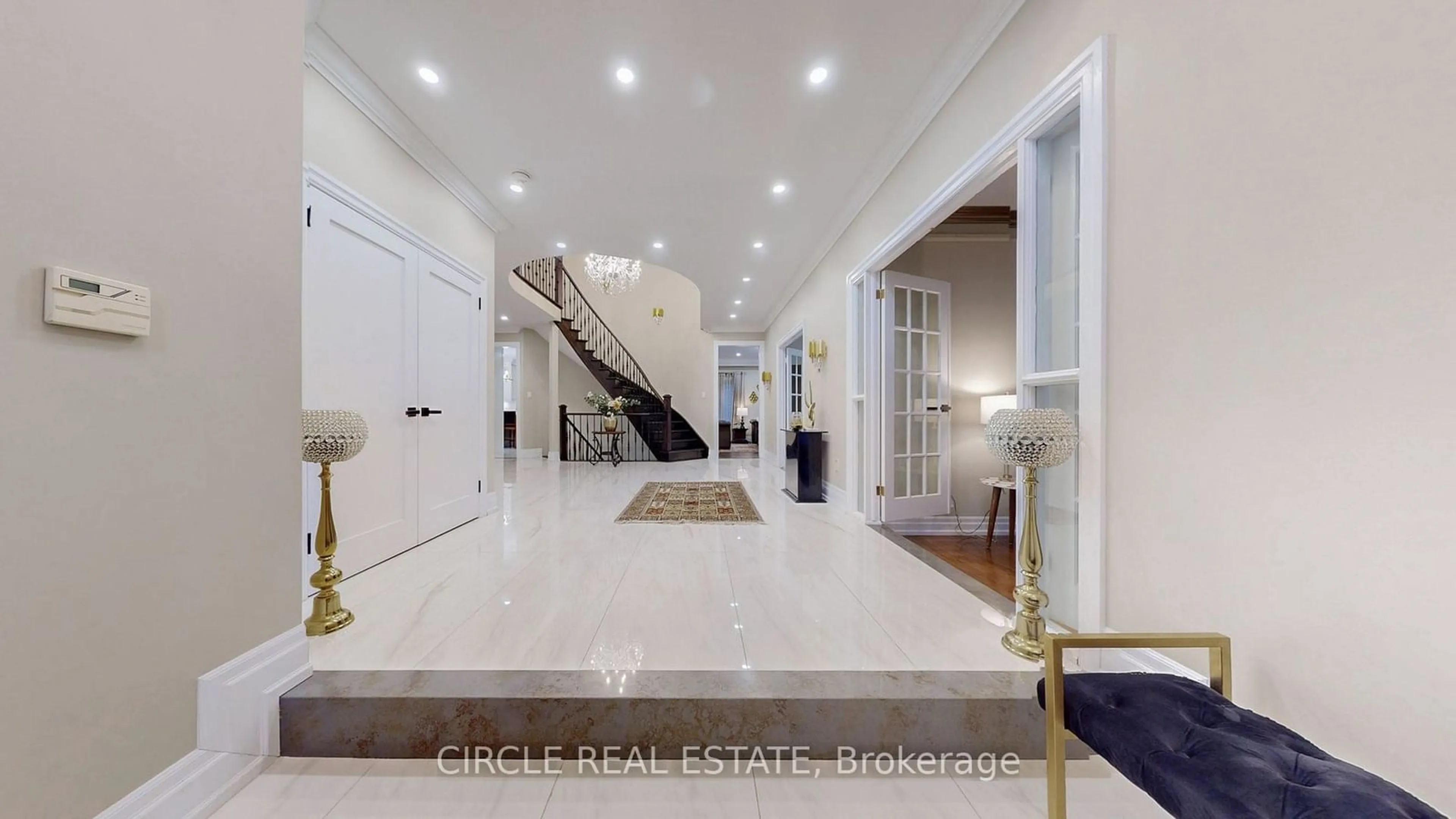 Indoor foyer for 5351 Forest Ridge Dr, Mississauga Ontario L5M 5B4