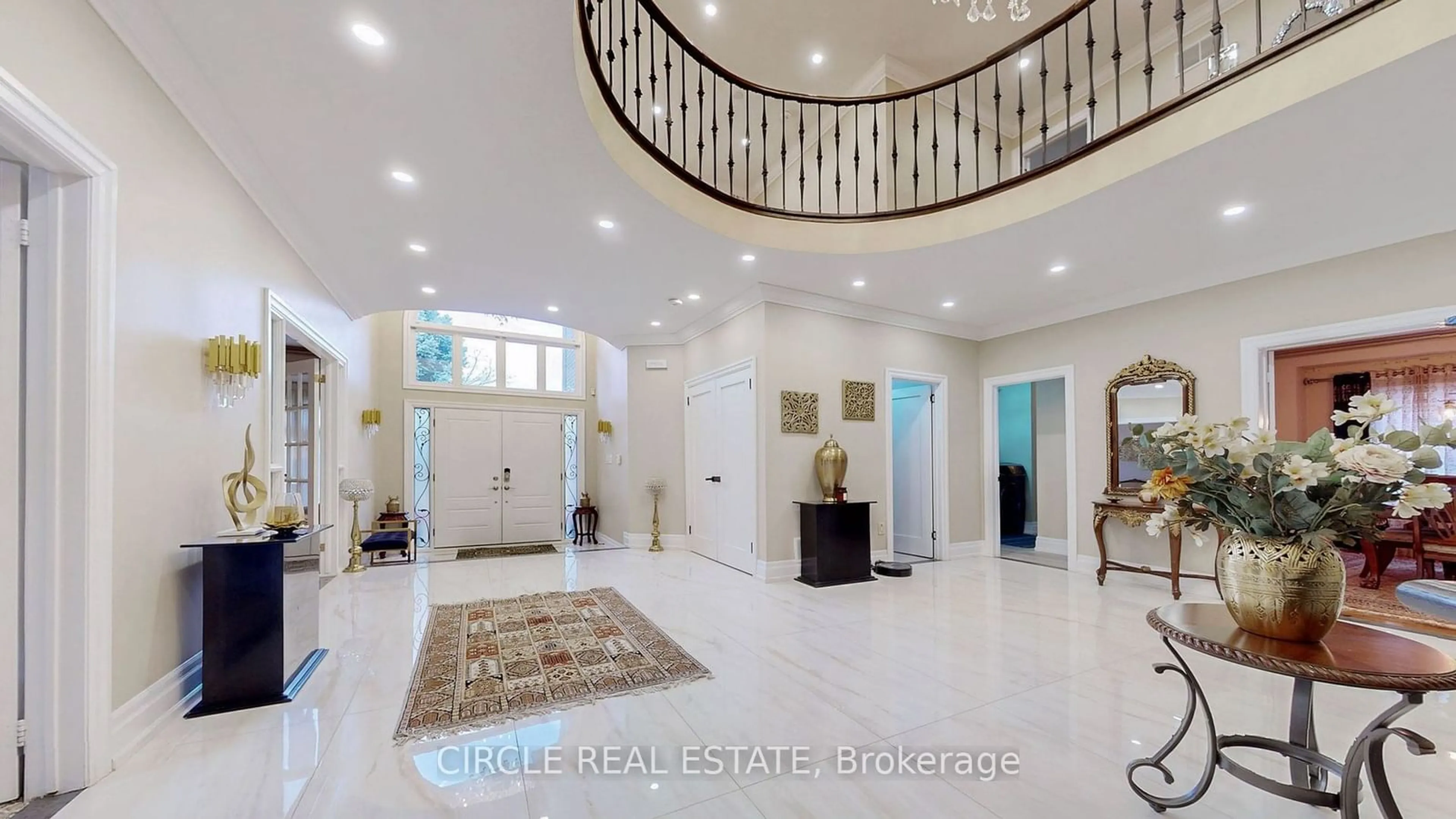 Indoor foyer for 5351 Forest Ridge Dr, Mississauga Ontario L5M 5B4