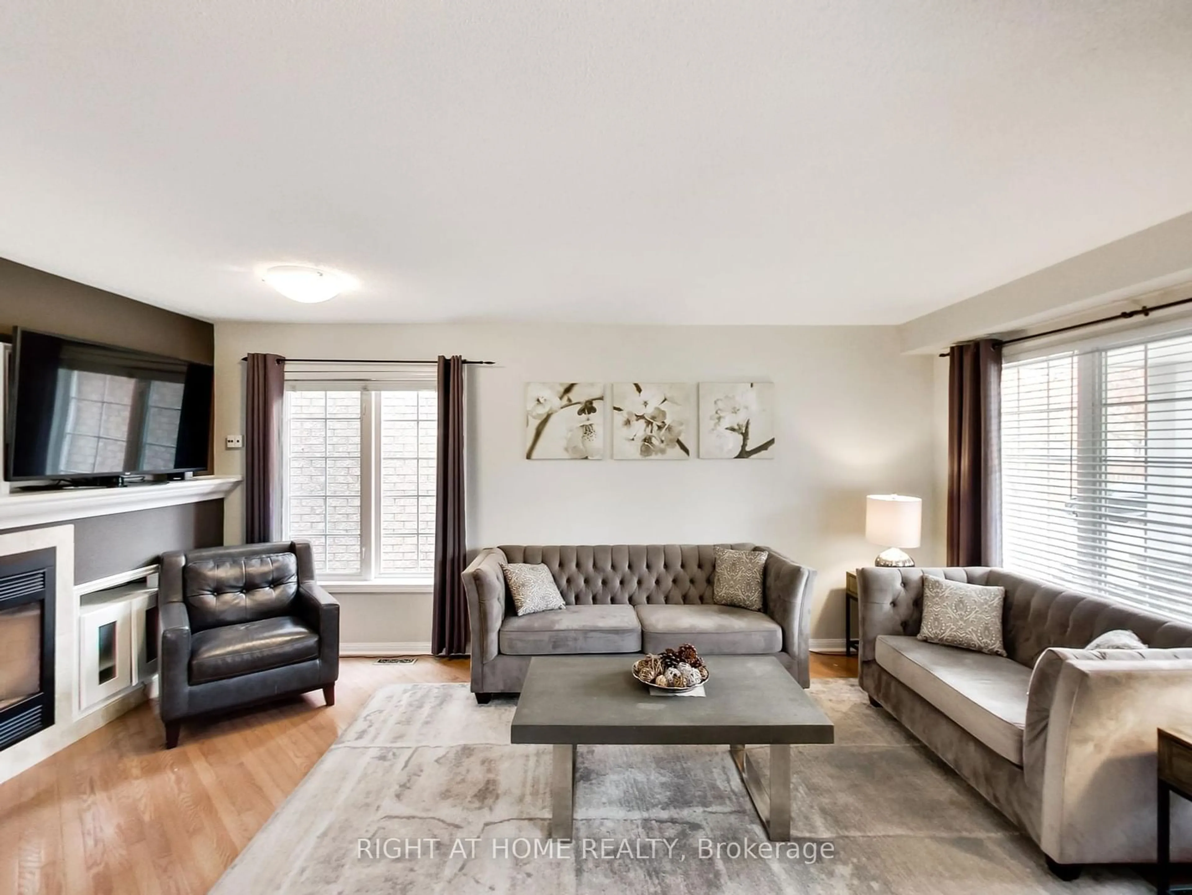 Living room with furniture, unknown for 2400 Guildstone Cres, Oakville Ontario L6M 3Y6