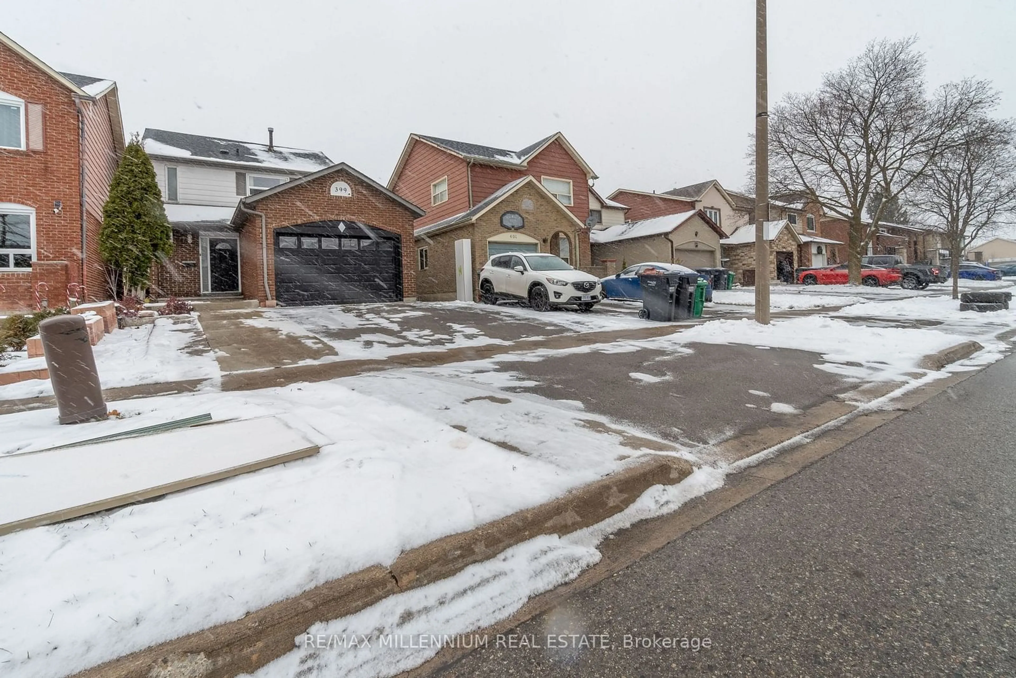 A pic from outside/outdoor area/front of a property/back of a property/a pic from drone, street for 399 Hansen Rd, Brampton Ontario L6V 3T5