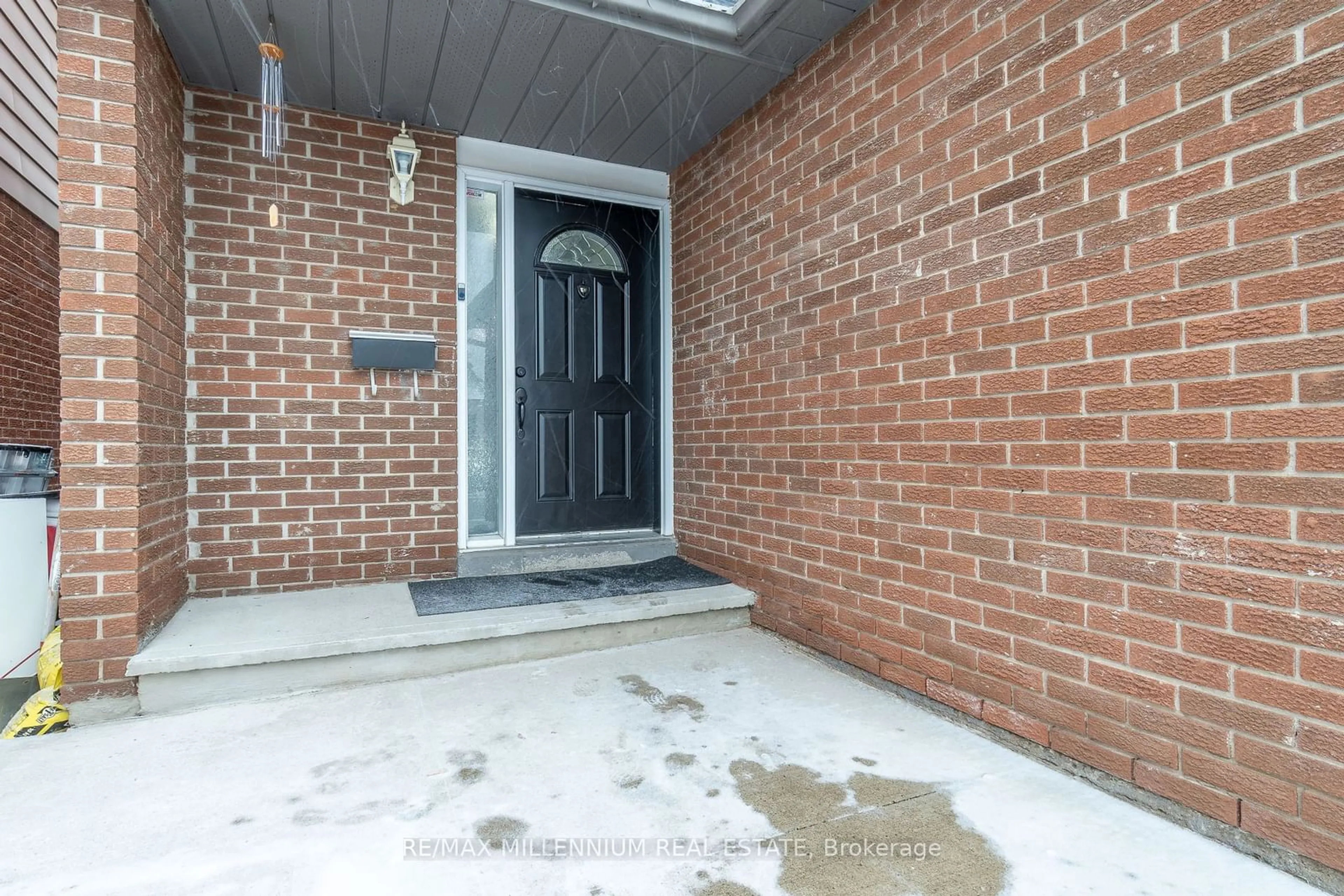 Indoor entryway for 399 Hansen Rd, Brampton Ontario L6V 3T5