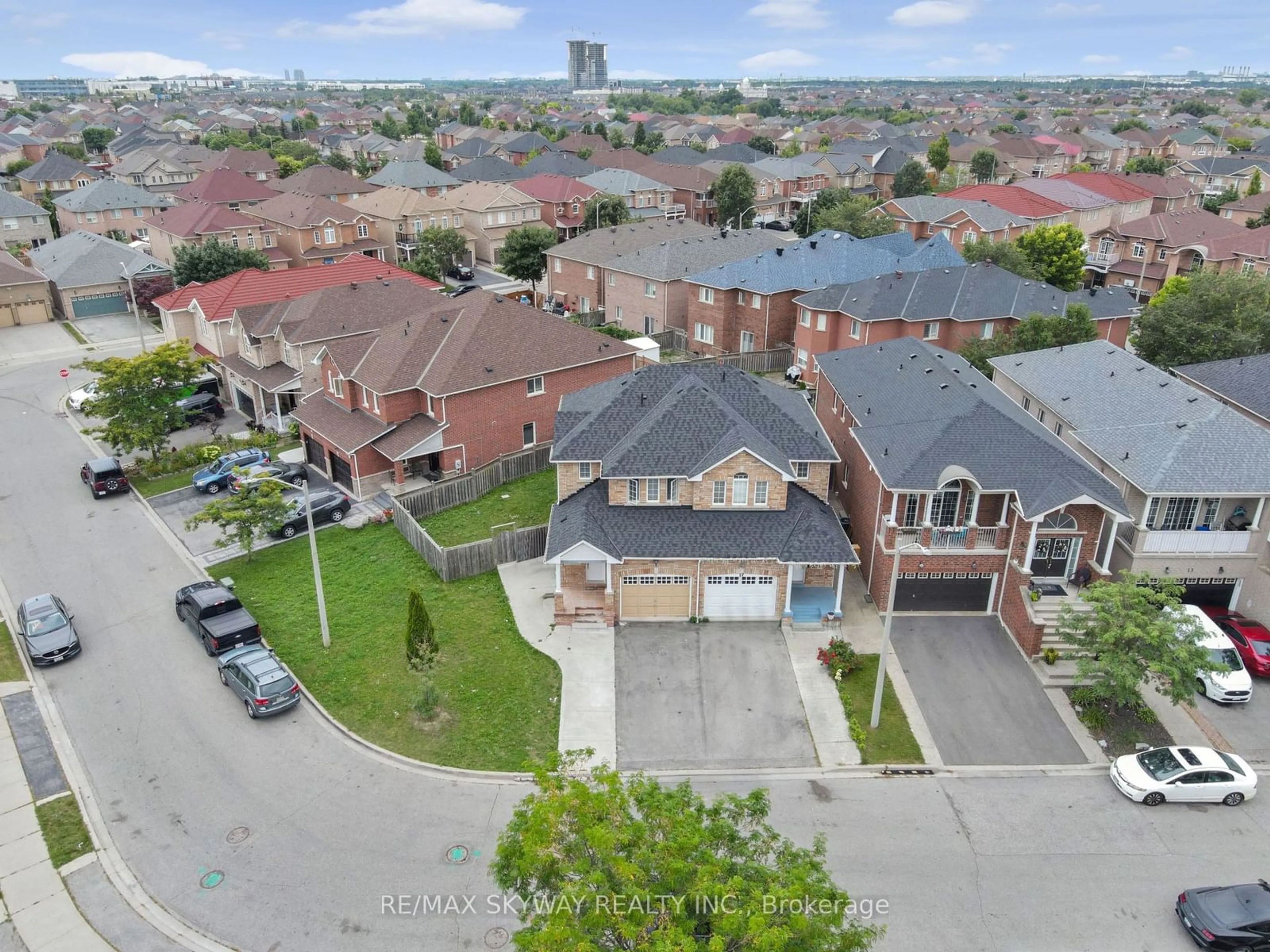 A pic from outside/outdoor area/front of a property/back of a property/a pic from drone, street for 19 Rednor Dr, Brampton Ontario L6P 1P4