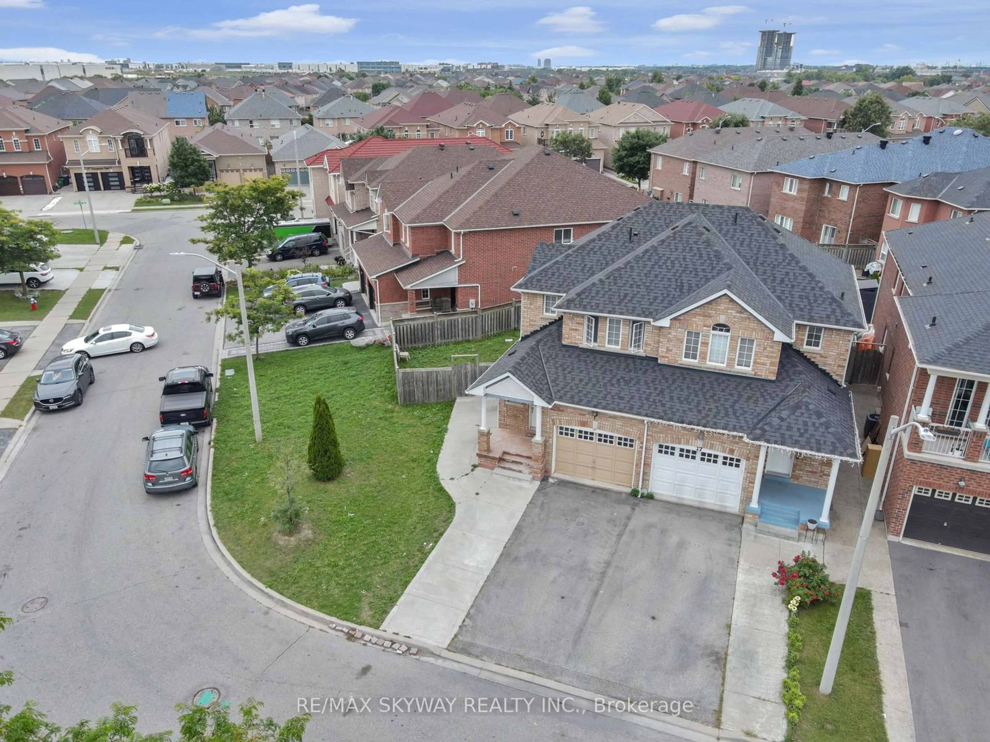 A pic from outside/outdoor area/front of a property/back of a property/a pic from drone, street for 19 Rednor Dr, Brampton Ontario L6P 1P4