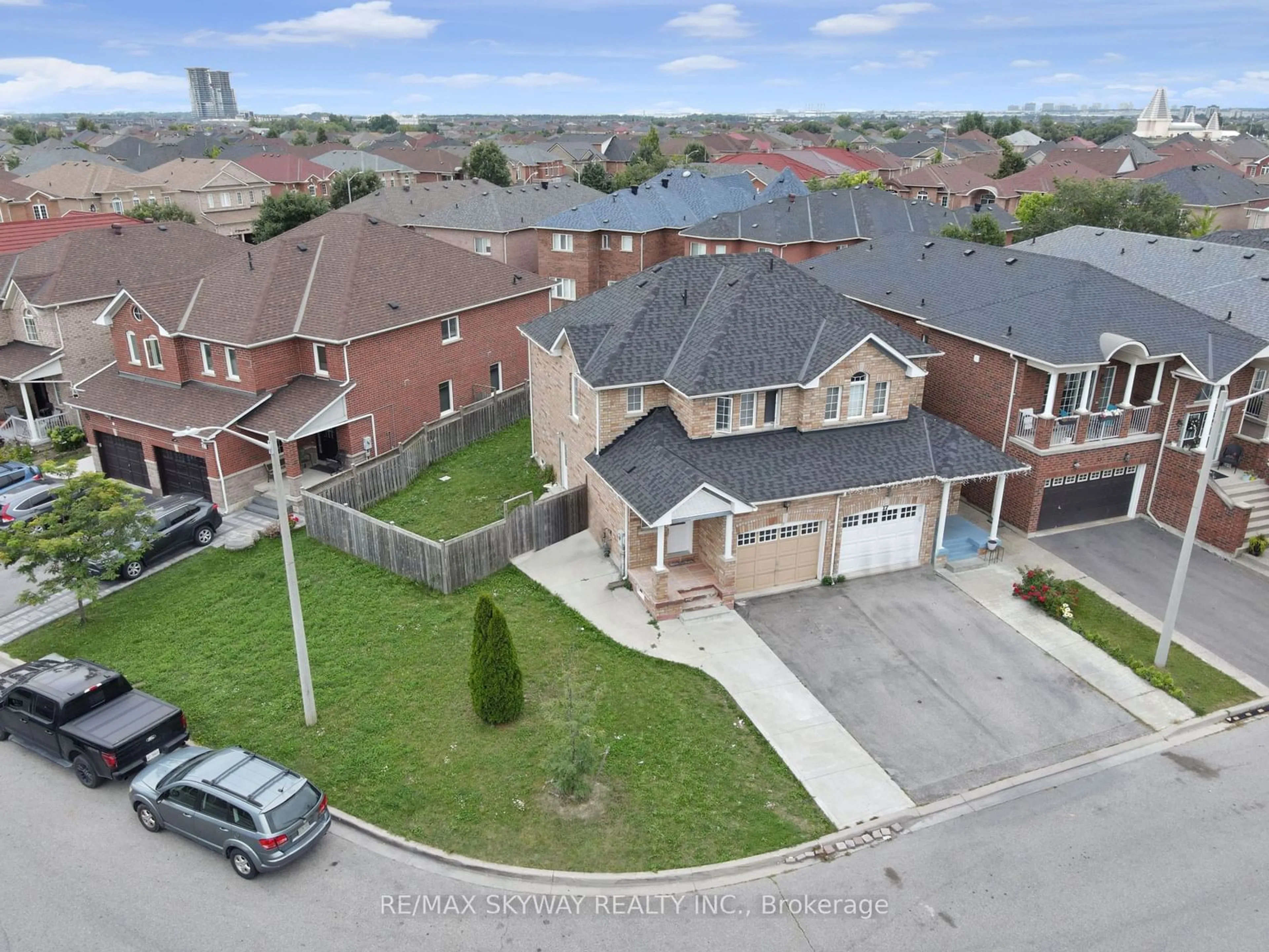 A pic from outside/outdoor area/front of a property/back of a property/a pic from drone, street for 19 Rednor Dr, Brampton Ontario L6P 1P4