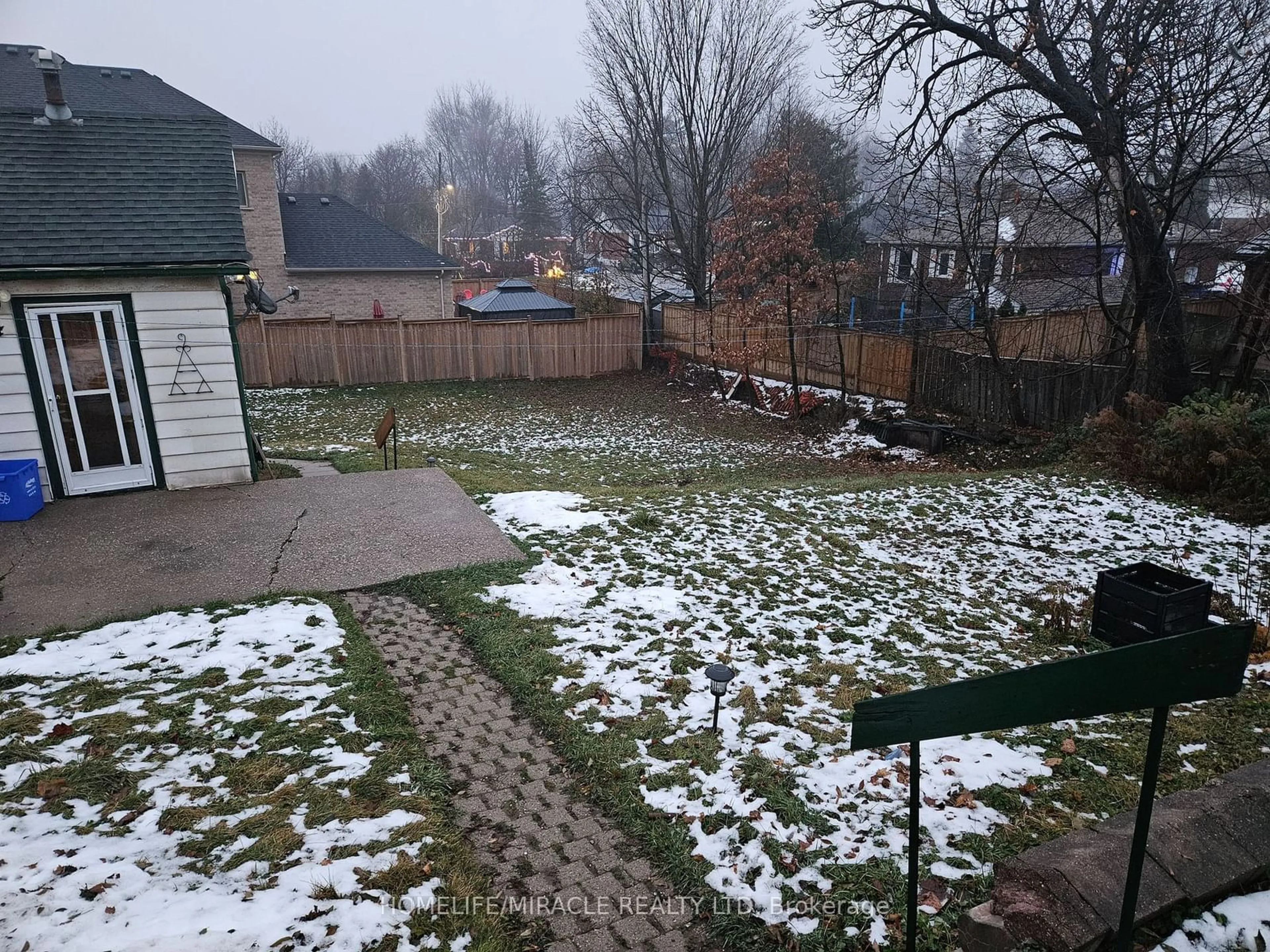 A pic from outside/outdoor area/front of a property/back of a property/a pic from drone, mountain view for 24 Main St, Halton Hills Ontario L7G 3G8