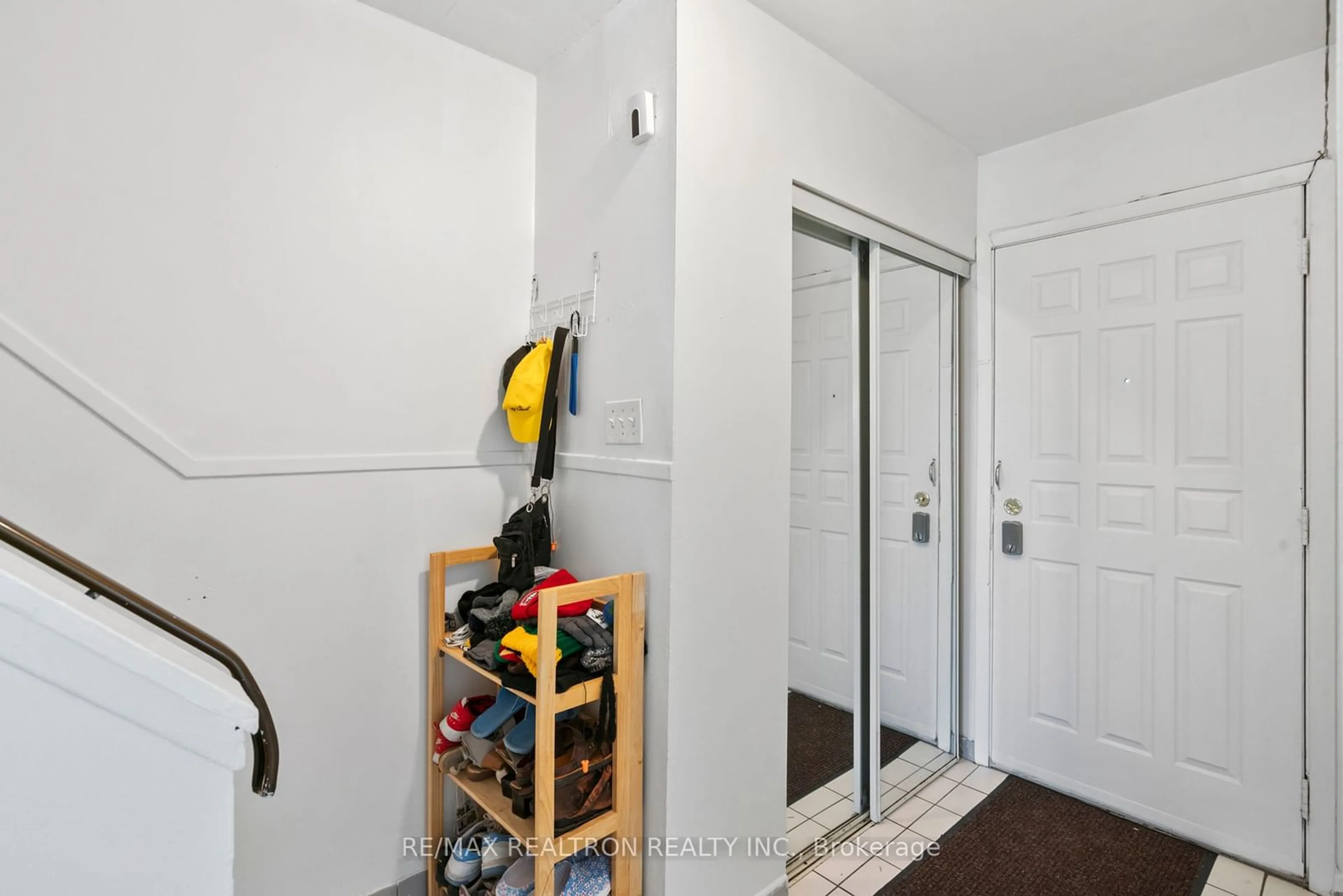 Indoor entryway for 475 Bramalea Rd #151, Brampton Ontario L6T 2X3