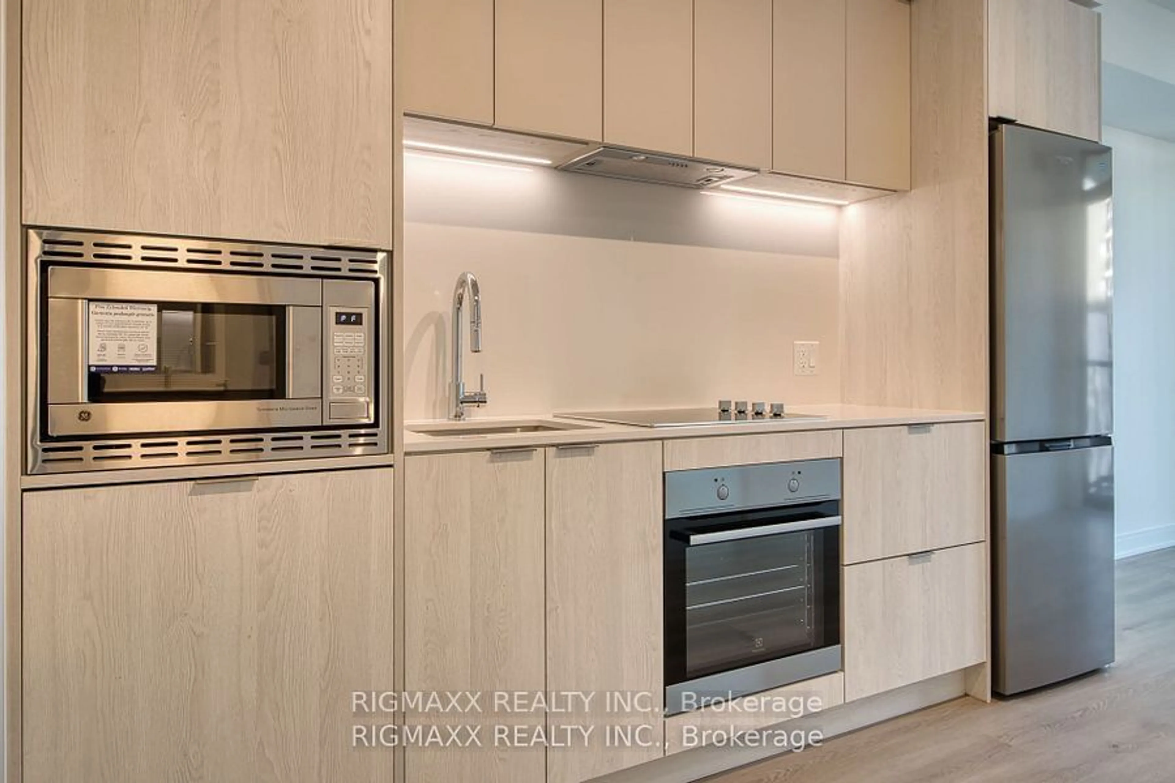 Standard kitchen, wood/laminate floor for 86 Dundas St #615, Mississauga Ontario L5A 1W4