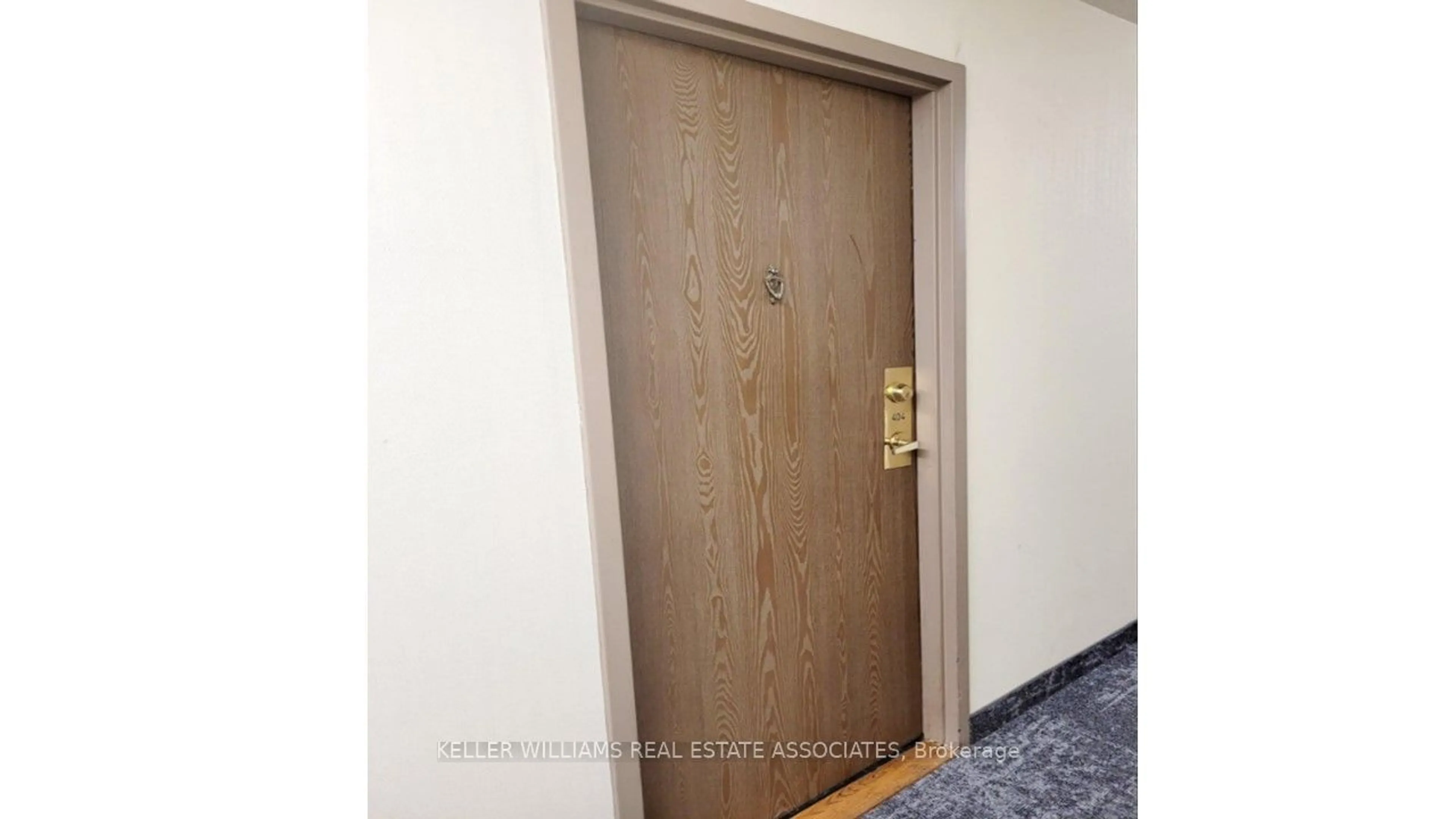 Indoor foyer for 25 Agnes St #404, Mississauga Ontario L5B 3X7