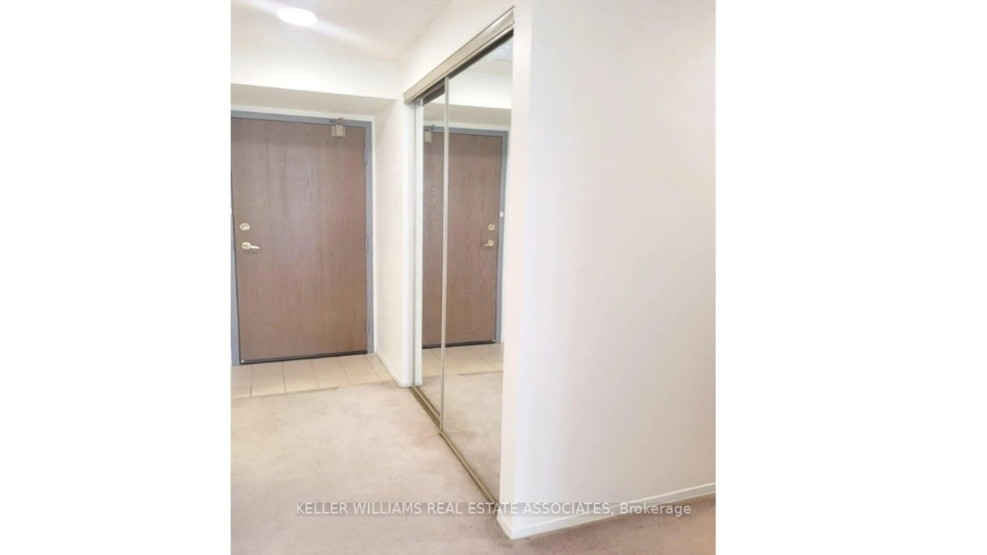 Indoor foyer for 25 Agnes St #404, Mississauga Ontario L5B 3X7