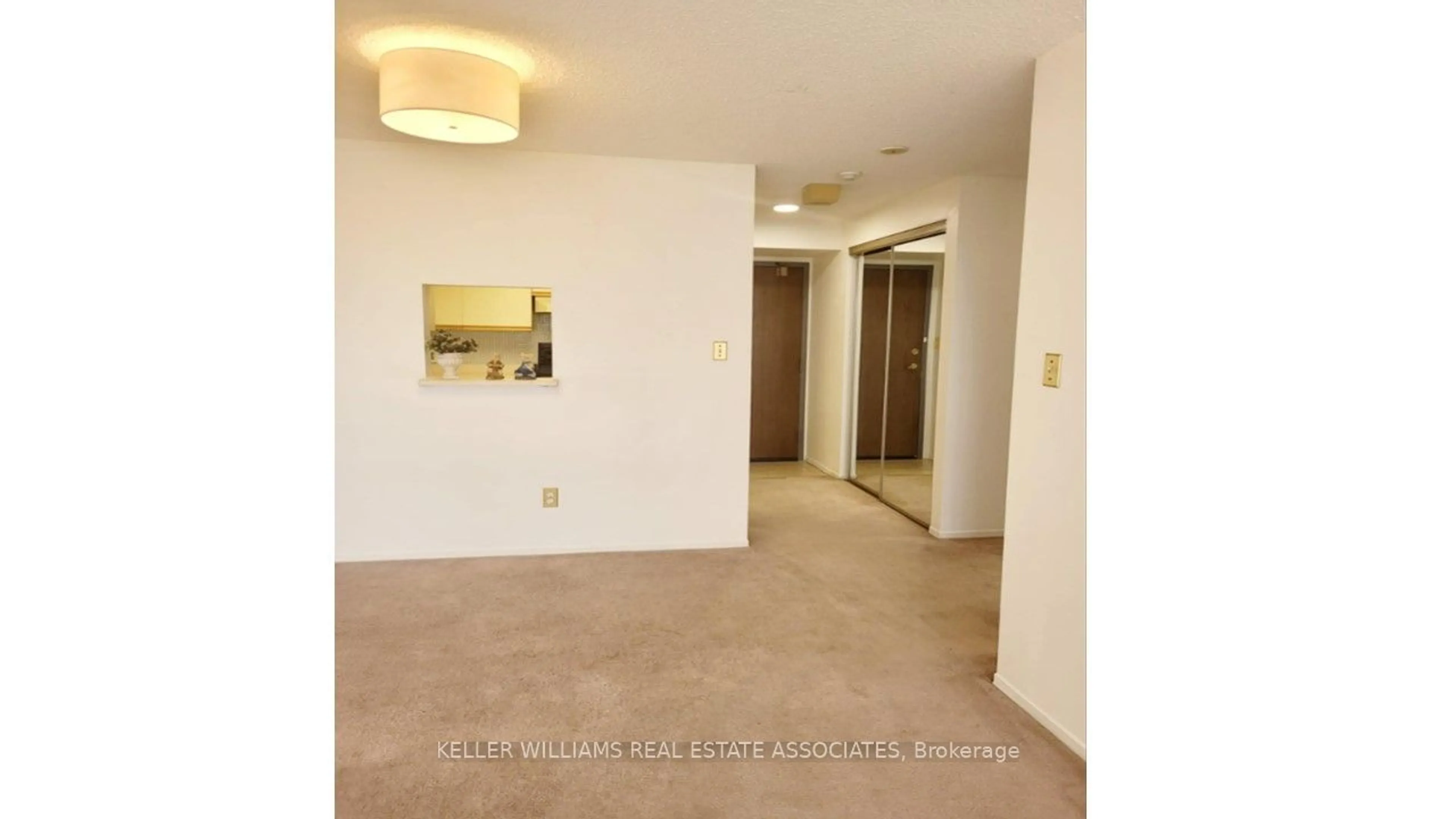 Indoor foyer for 25 Agnes St #404, Mississauga Ontario L5B 3X7