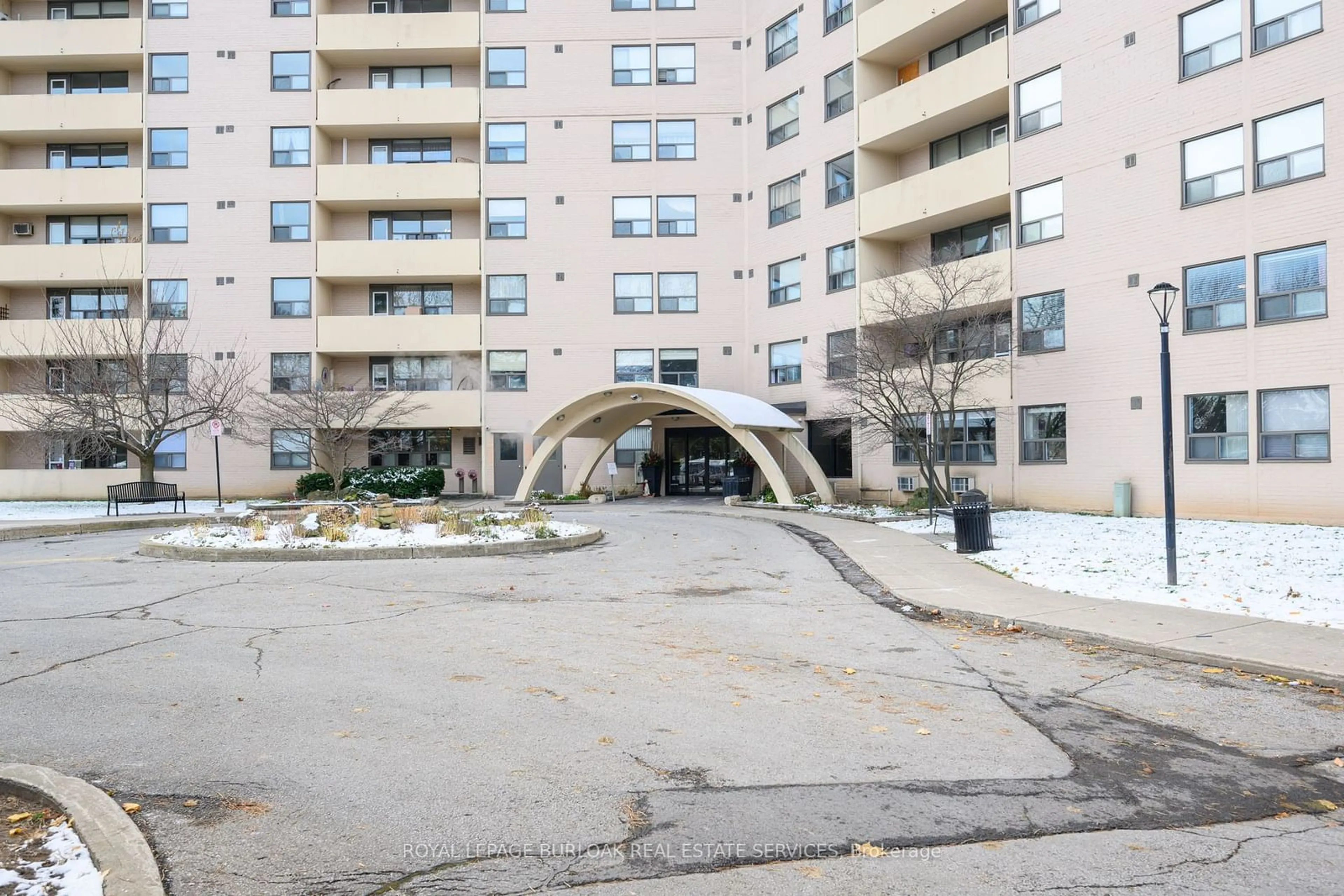 Patio, street for 700 Dynes Rd #406, Burlington Ontario L7N 3M2