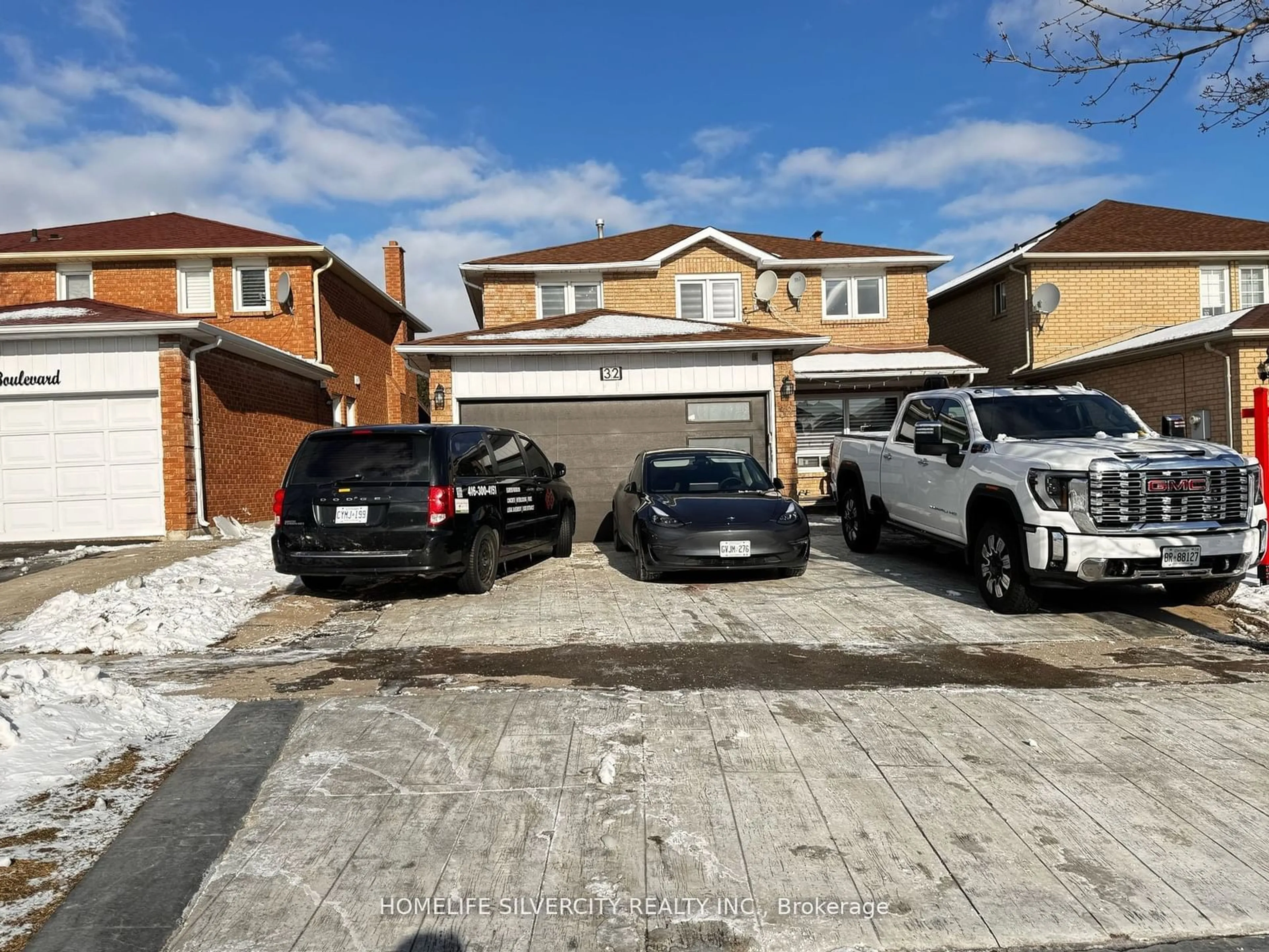 A pic from outside/outdoor area/front of a property/back of a property/a pic from drone, street for 32 Oaklea Blvd, Brampton Ontario L6Y 4G5