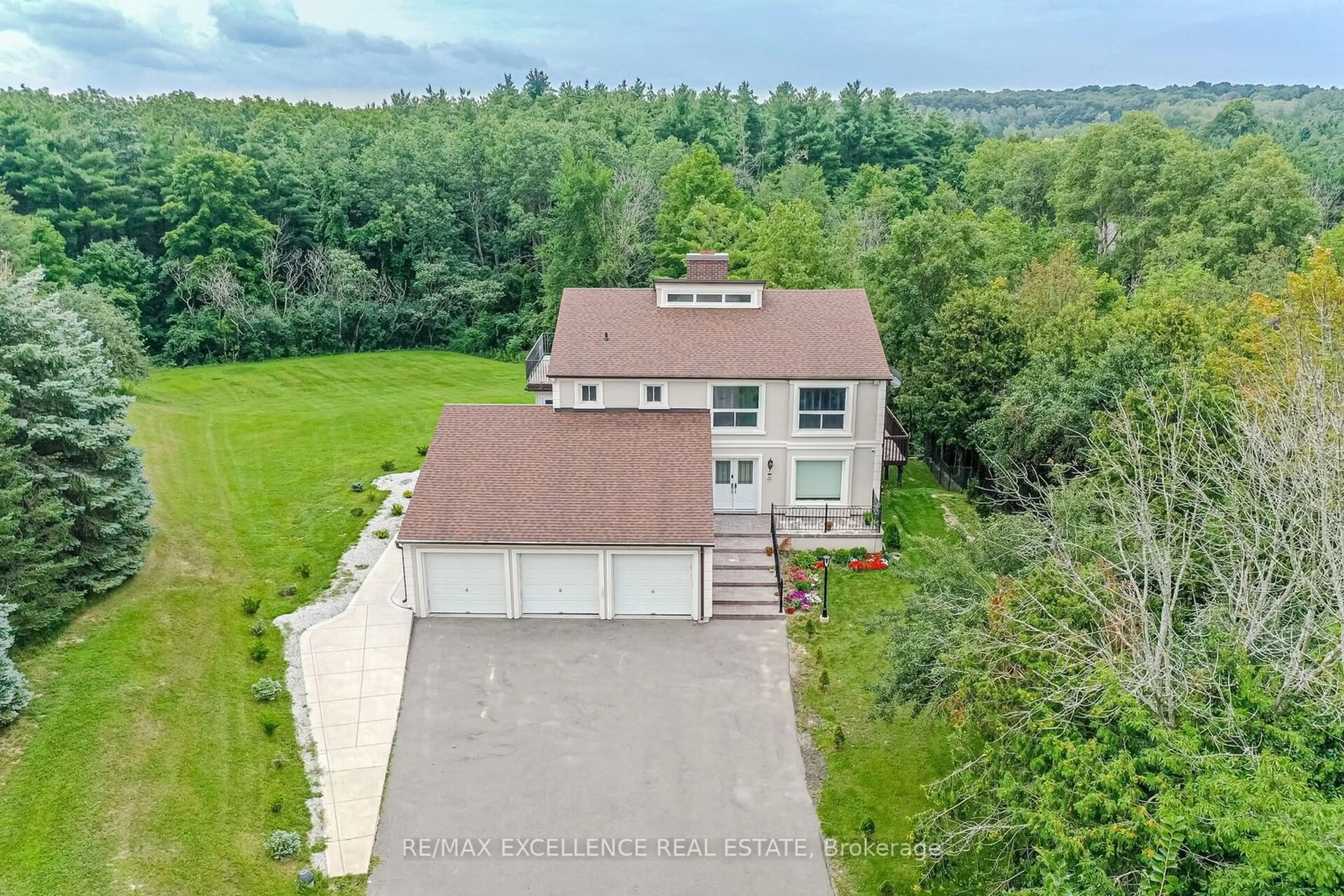 A pic from outside/outdoor area/front of a property/back of a property/a pic from drone, water/lake/river/ocean view for 7 Keily Cres, Caledon Ontario L7E 0R3