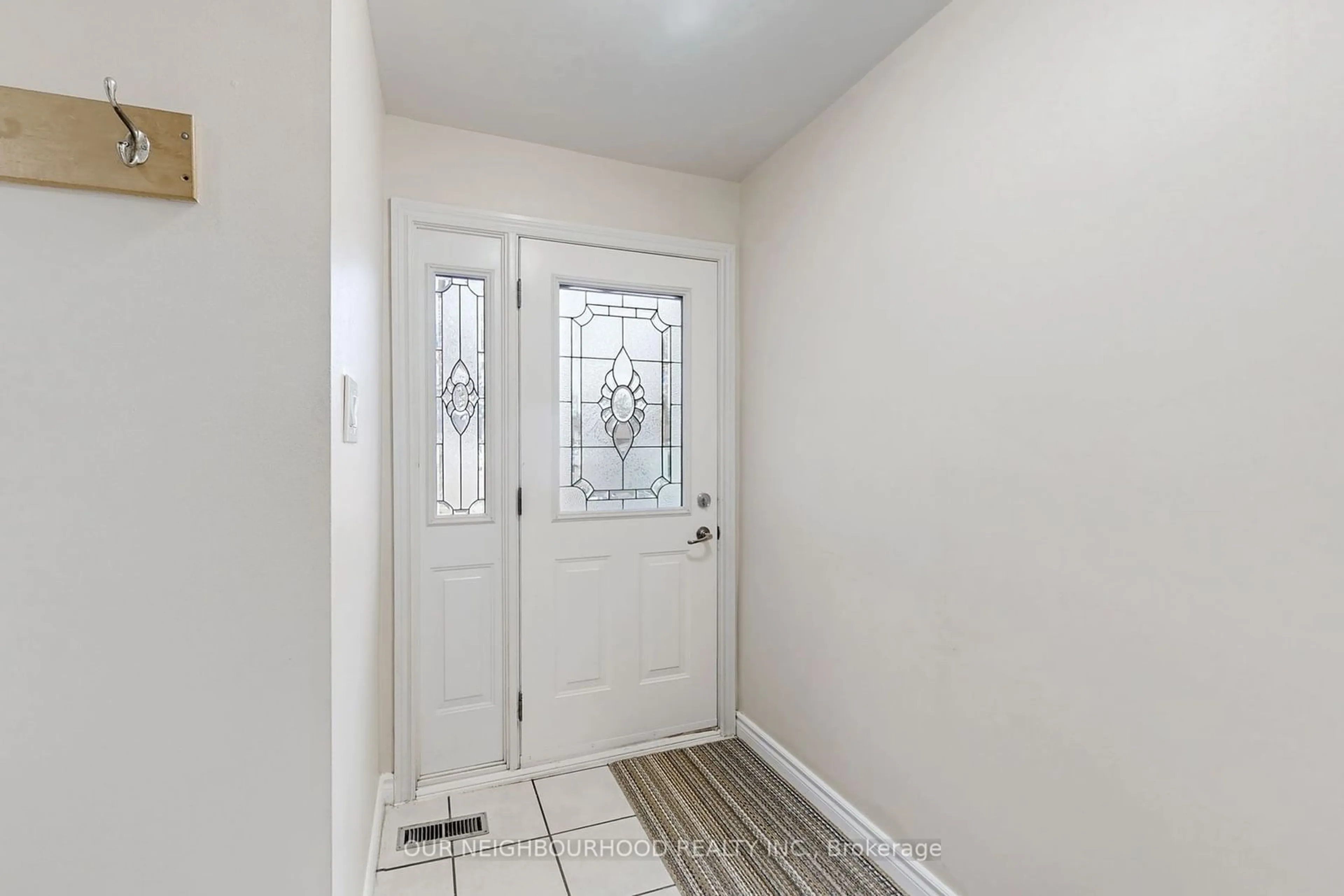 Indoor entryway for 3037 Lafontaine Rd, Mississauga Ontario L4T 1Z4