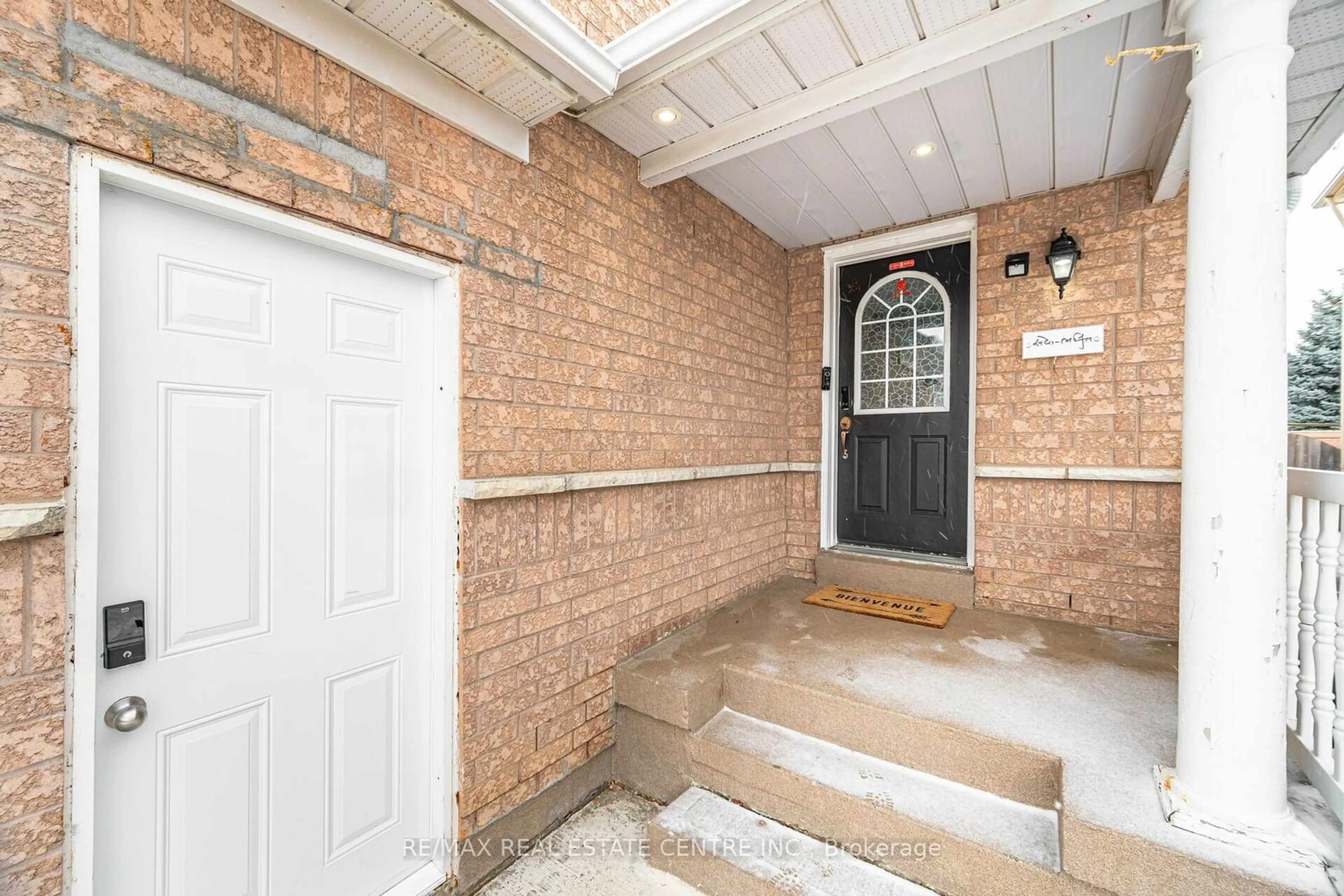 Indoor entryway for 86 Summerdale Cres, Brampton Ontario L6X 4V9