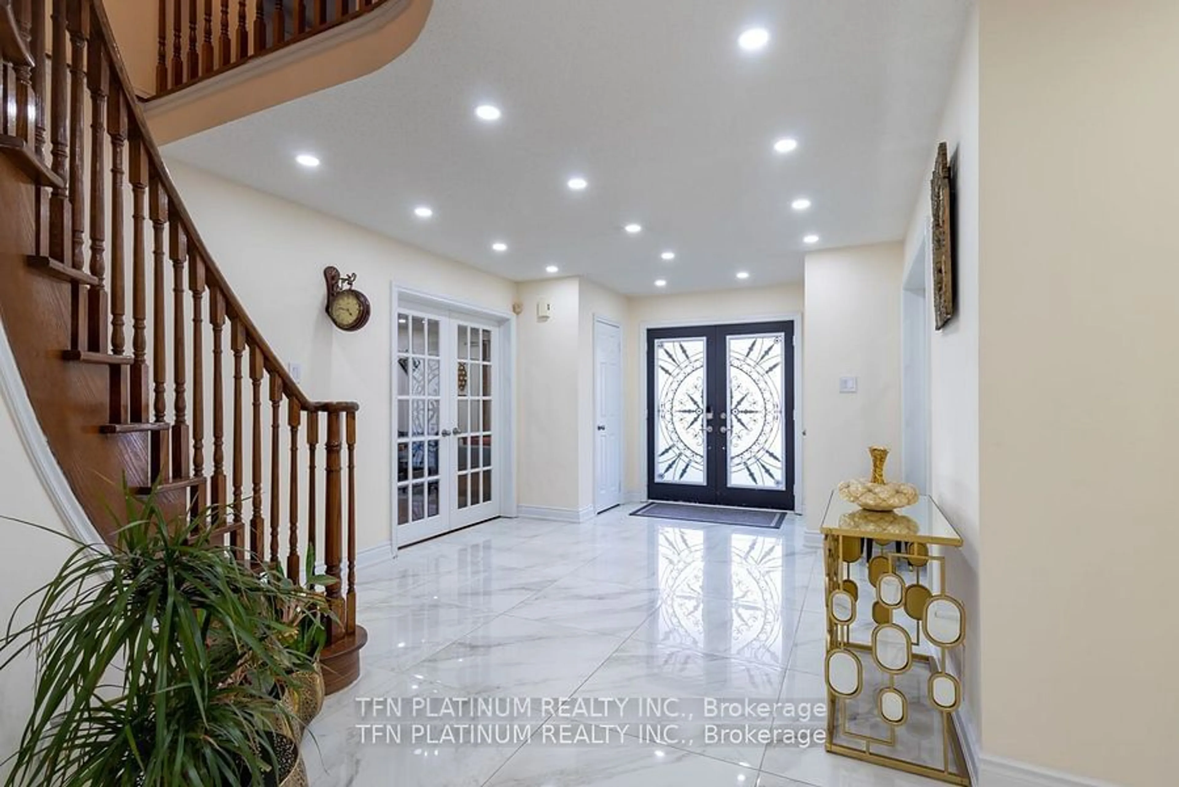 Indoor foyer for 8 Tremont Crt, Brampton Ontario L6Z 4C8